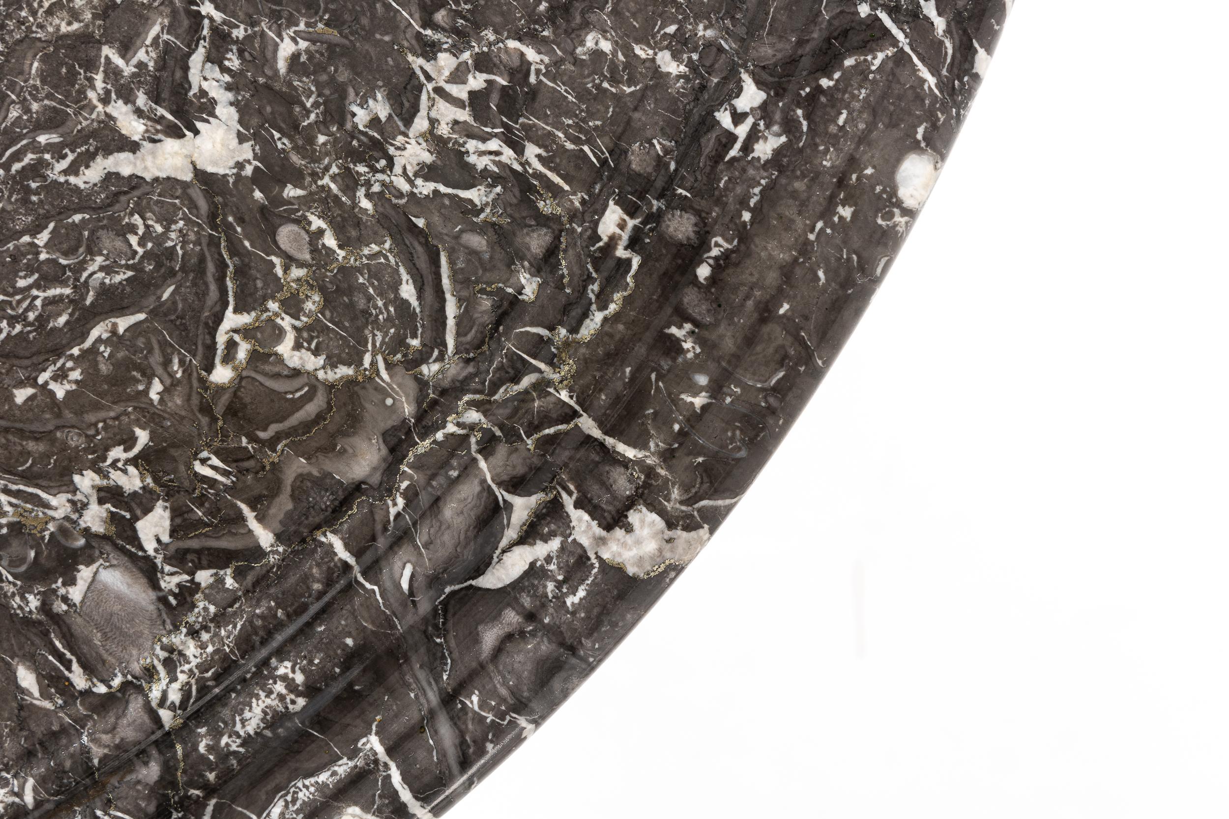 Mesa de centro francesa de nogal del siglo XIX con tapa de mármol en venta 5