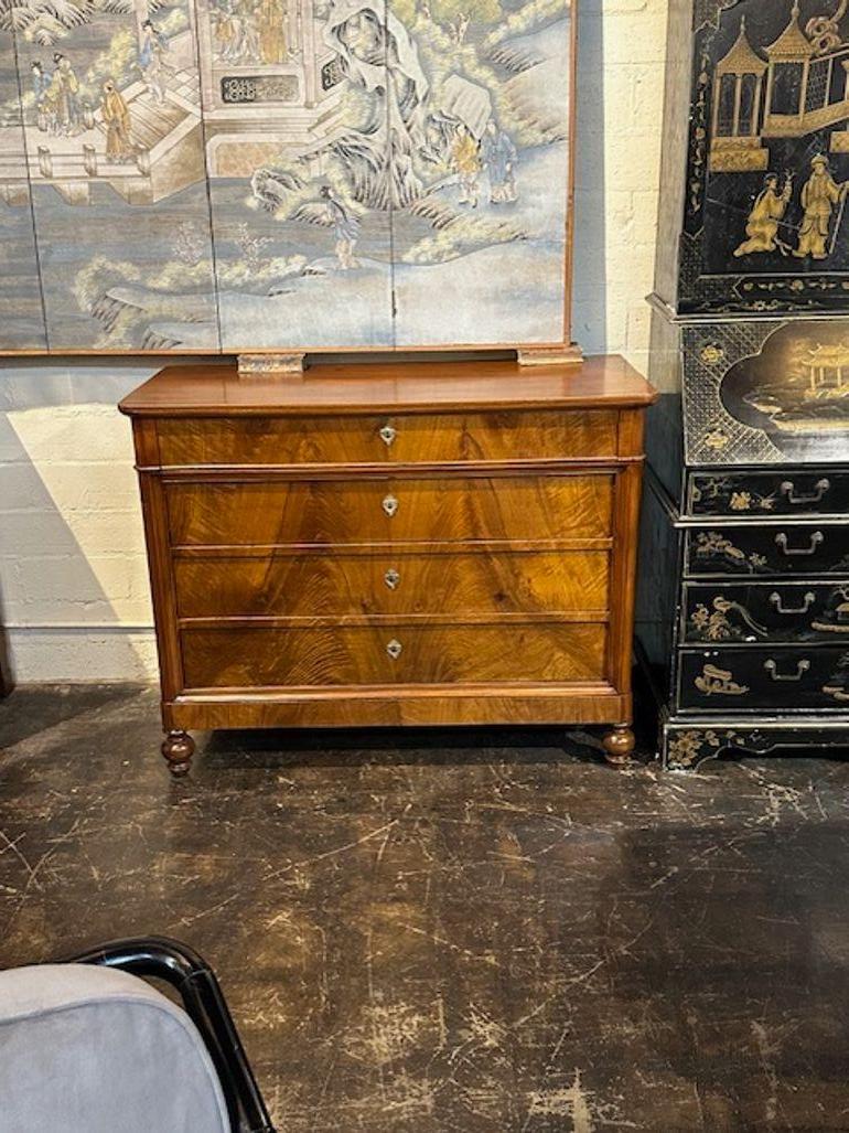 Commode Charles X en noyer du XIXe siècle en vente 4