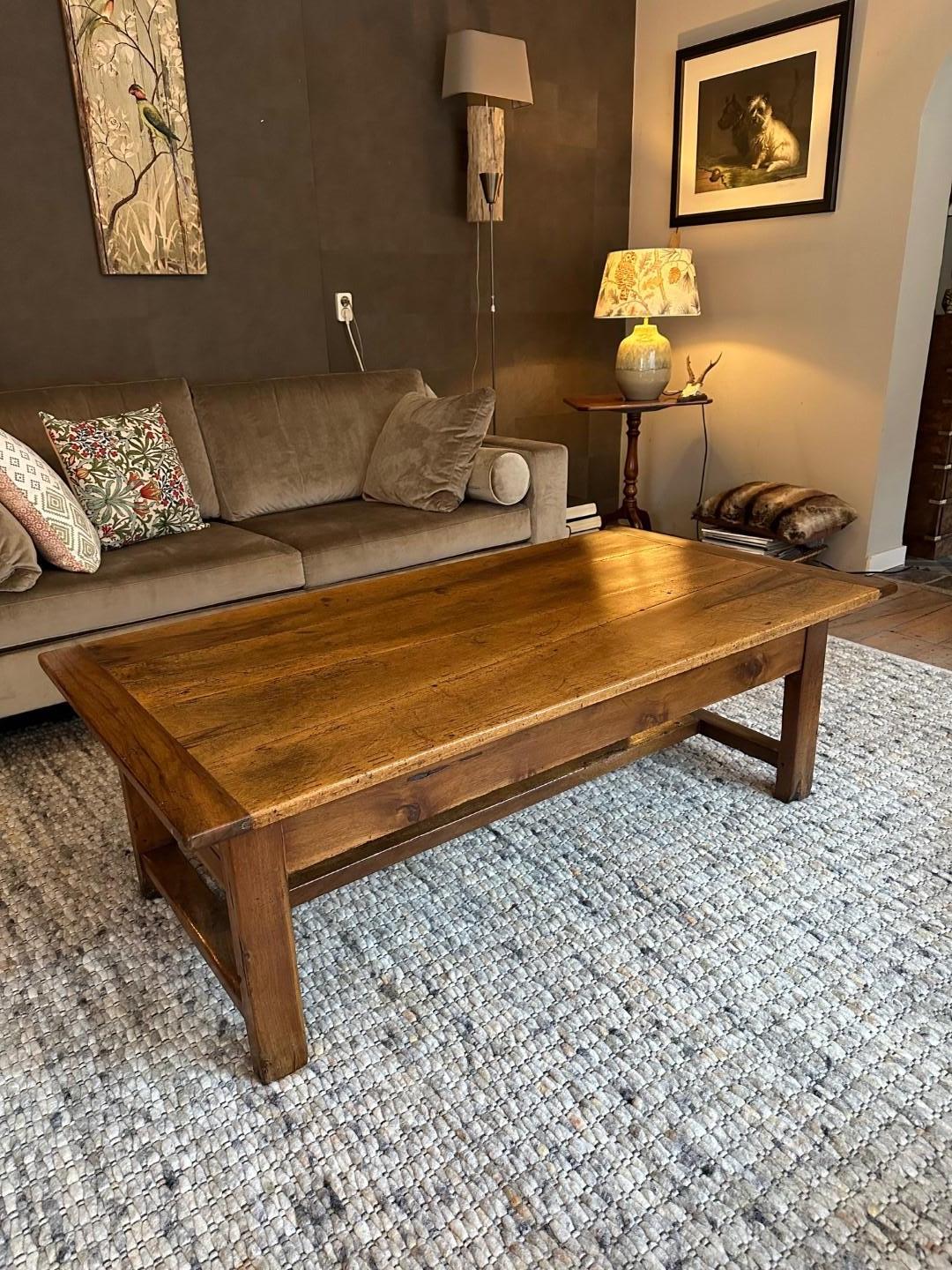 19th century French walnut coffee table For Sale 4