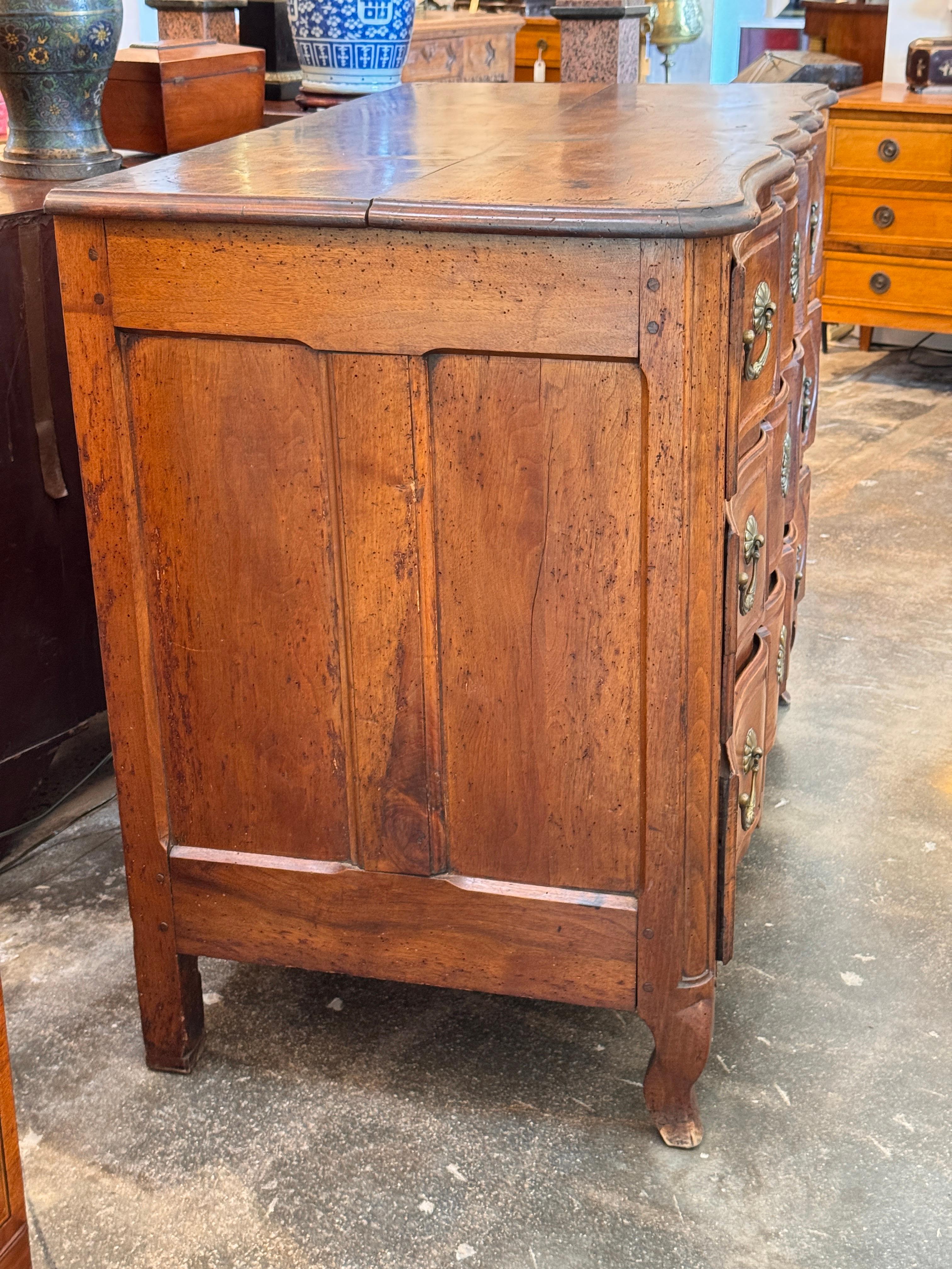 Commode française du 19ème siècle en noyer en vente 4