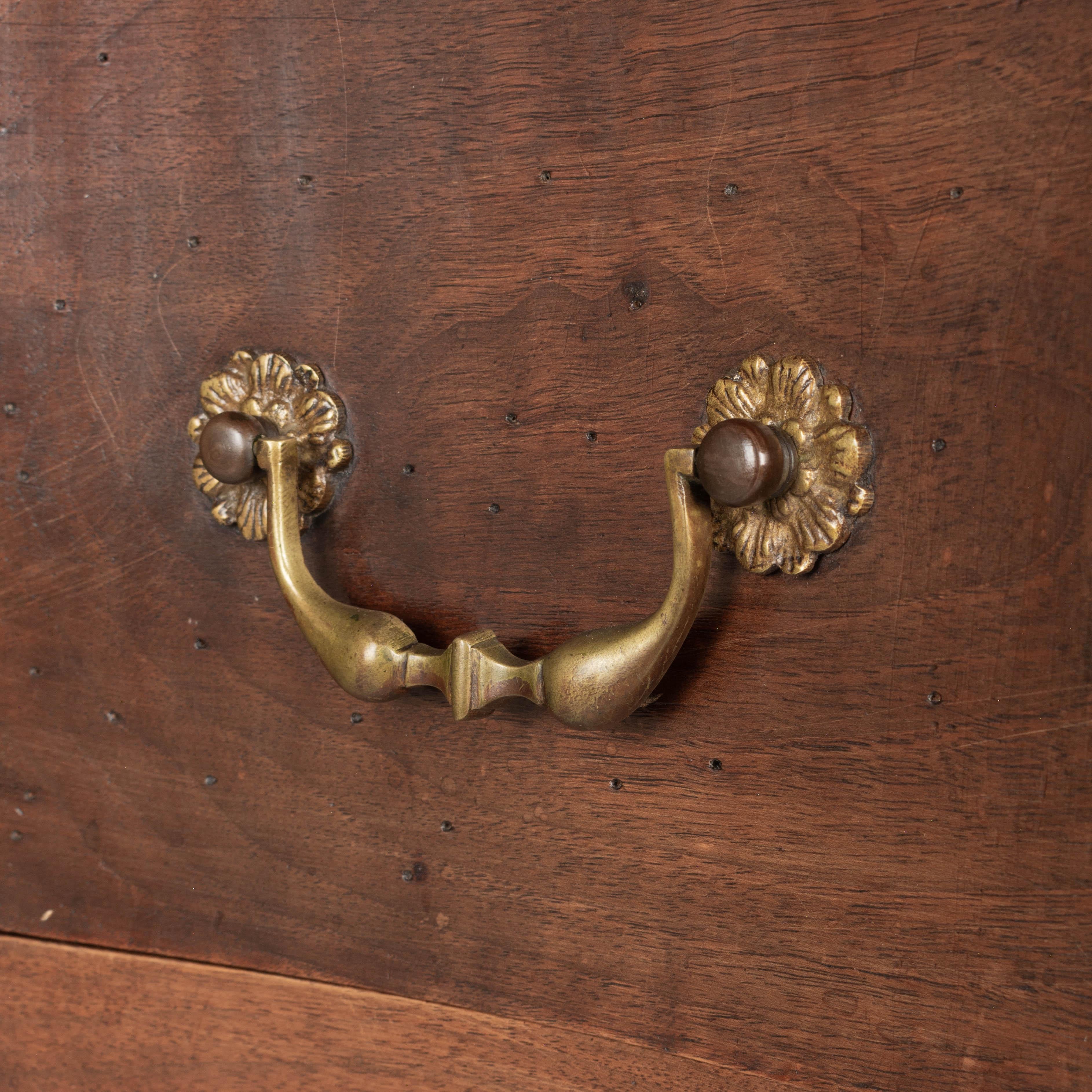 Commode francese in noce del XIX secolo in vendita 4