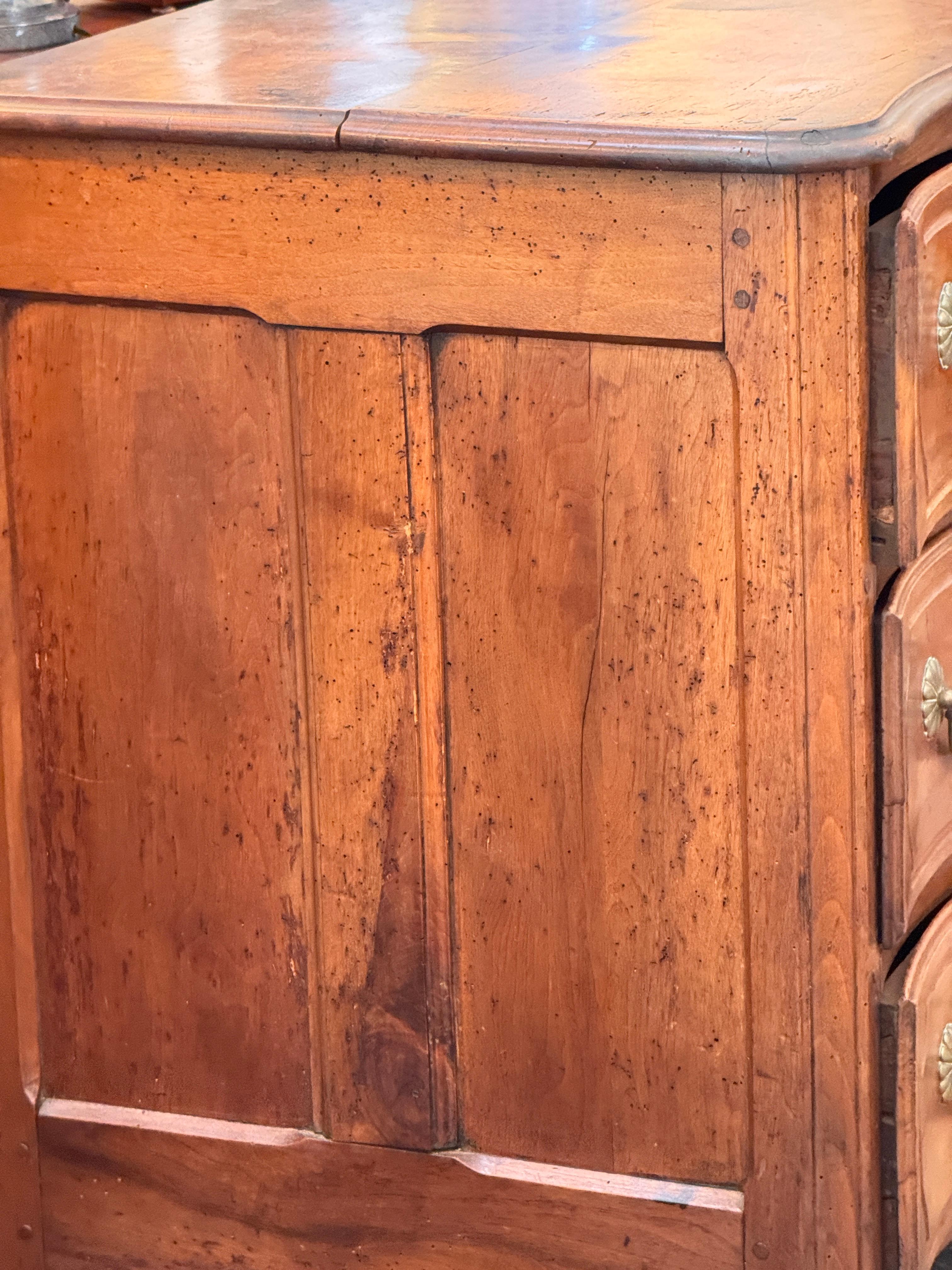 Commode française du 19ème siècle en noyer en vente 5