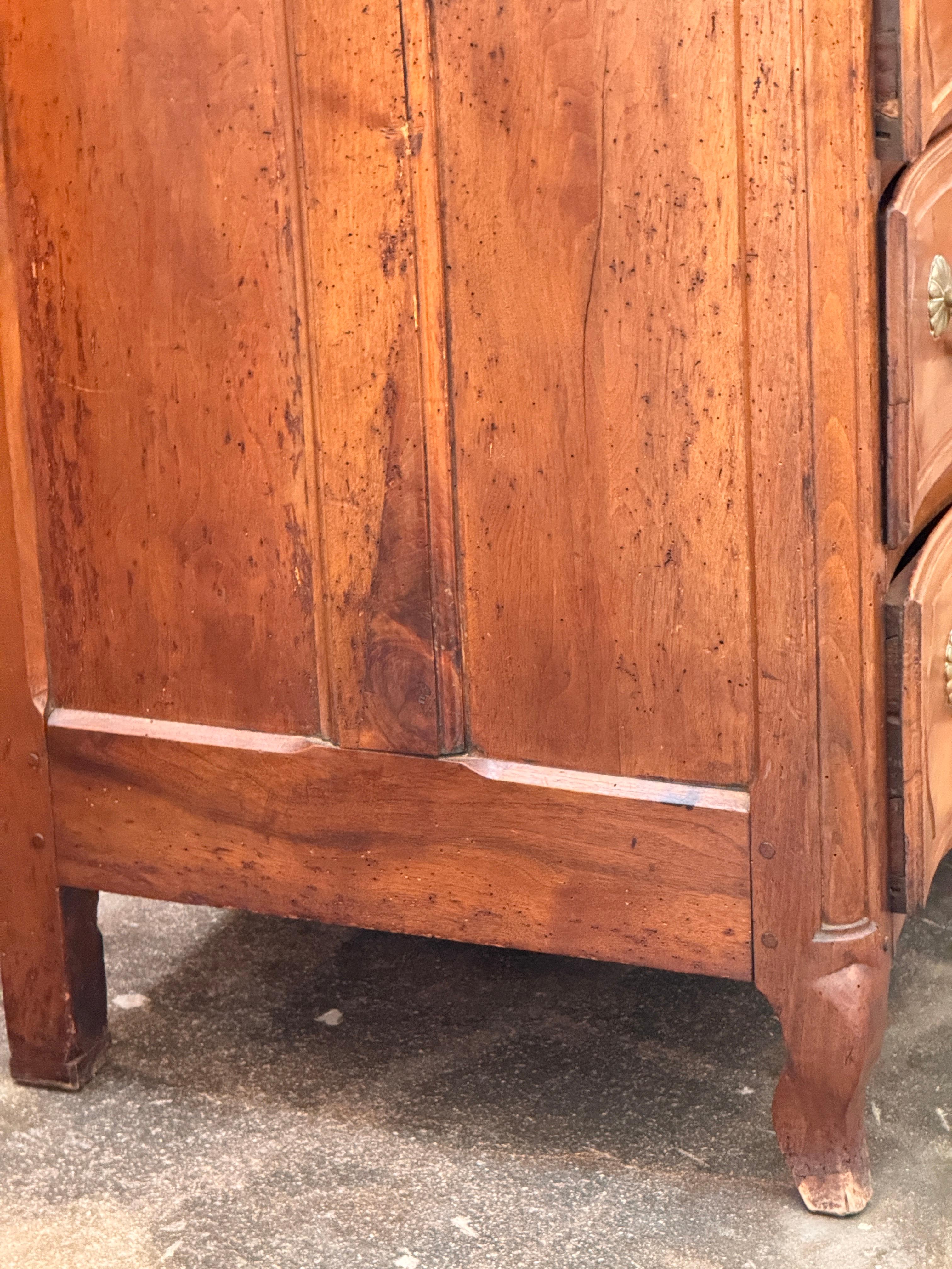 Commode française du 19ème siècle en noyer en vente 6