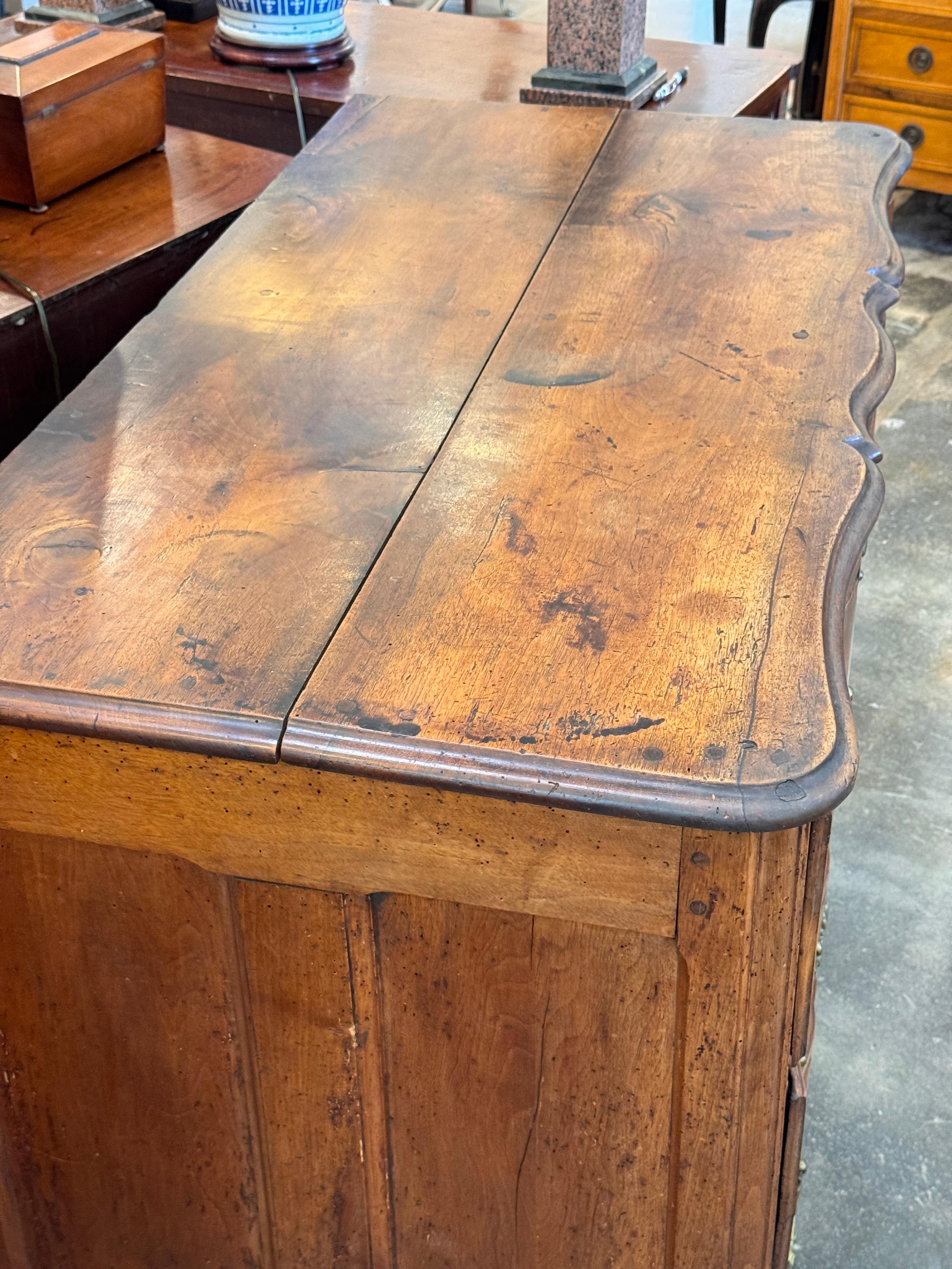 Commode française du 19ème siècle en noyer en vente 7
