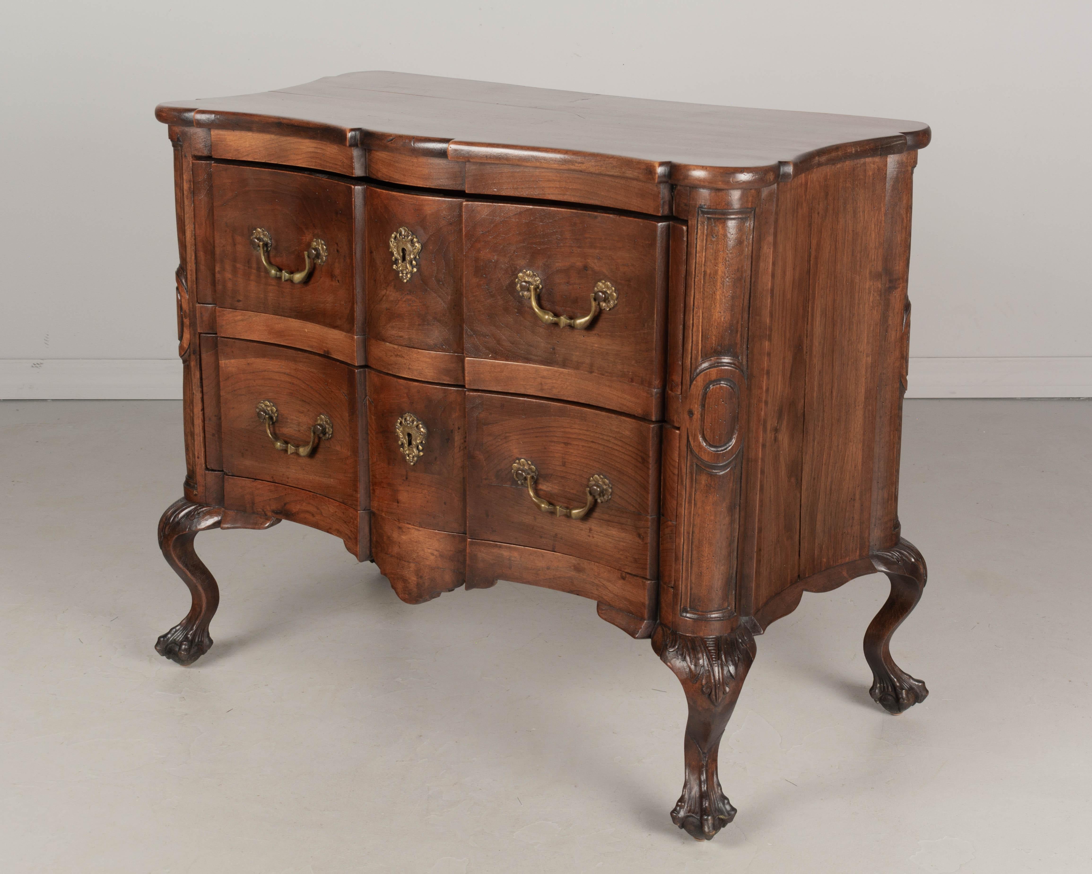 Luigi XV Commode francese in noce del XIX secolo in vendita