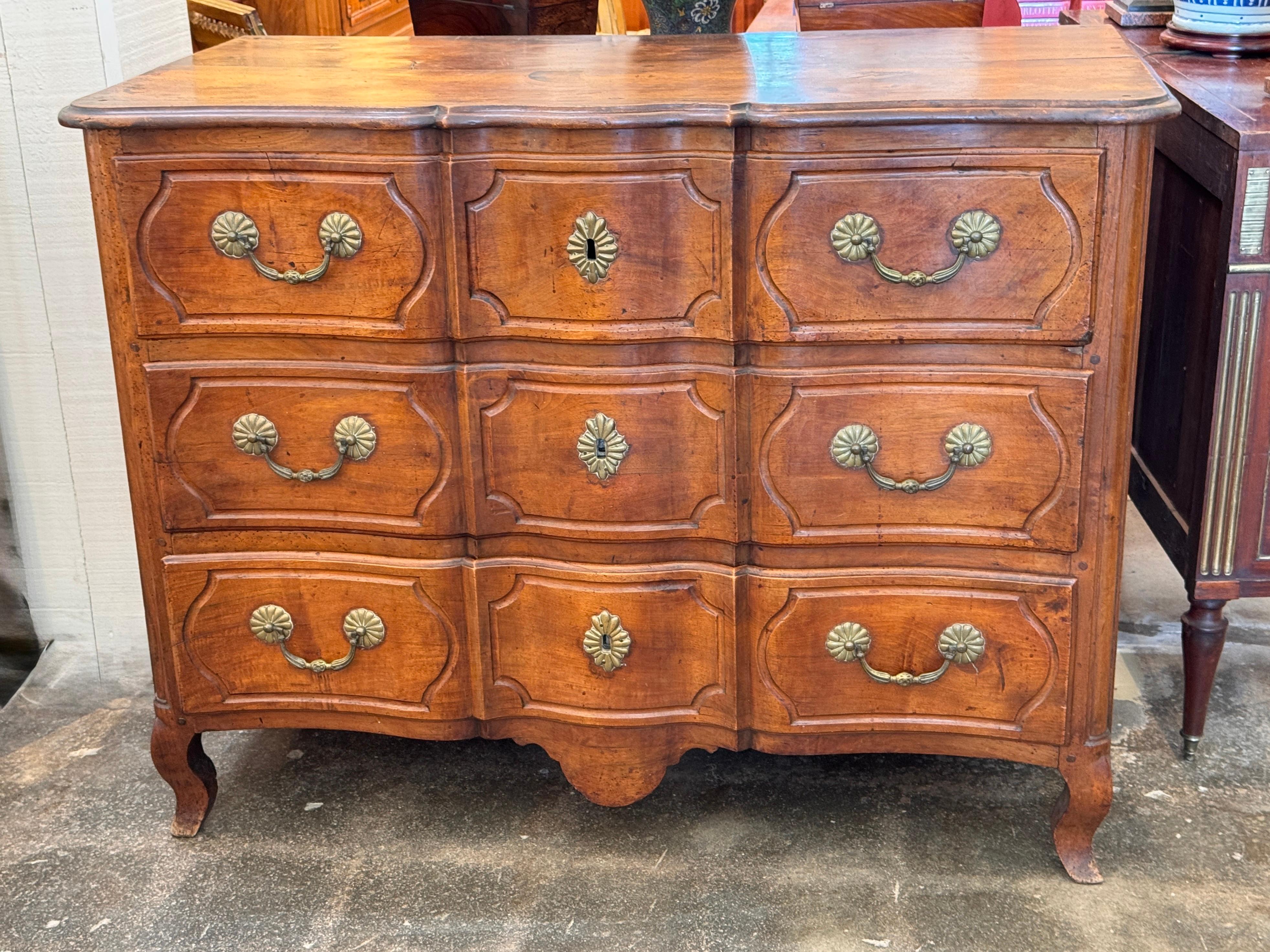 Français Commode française du 19ème siècle en noyer en vente