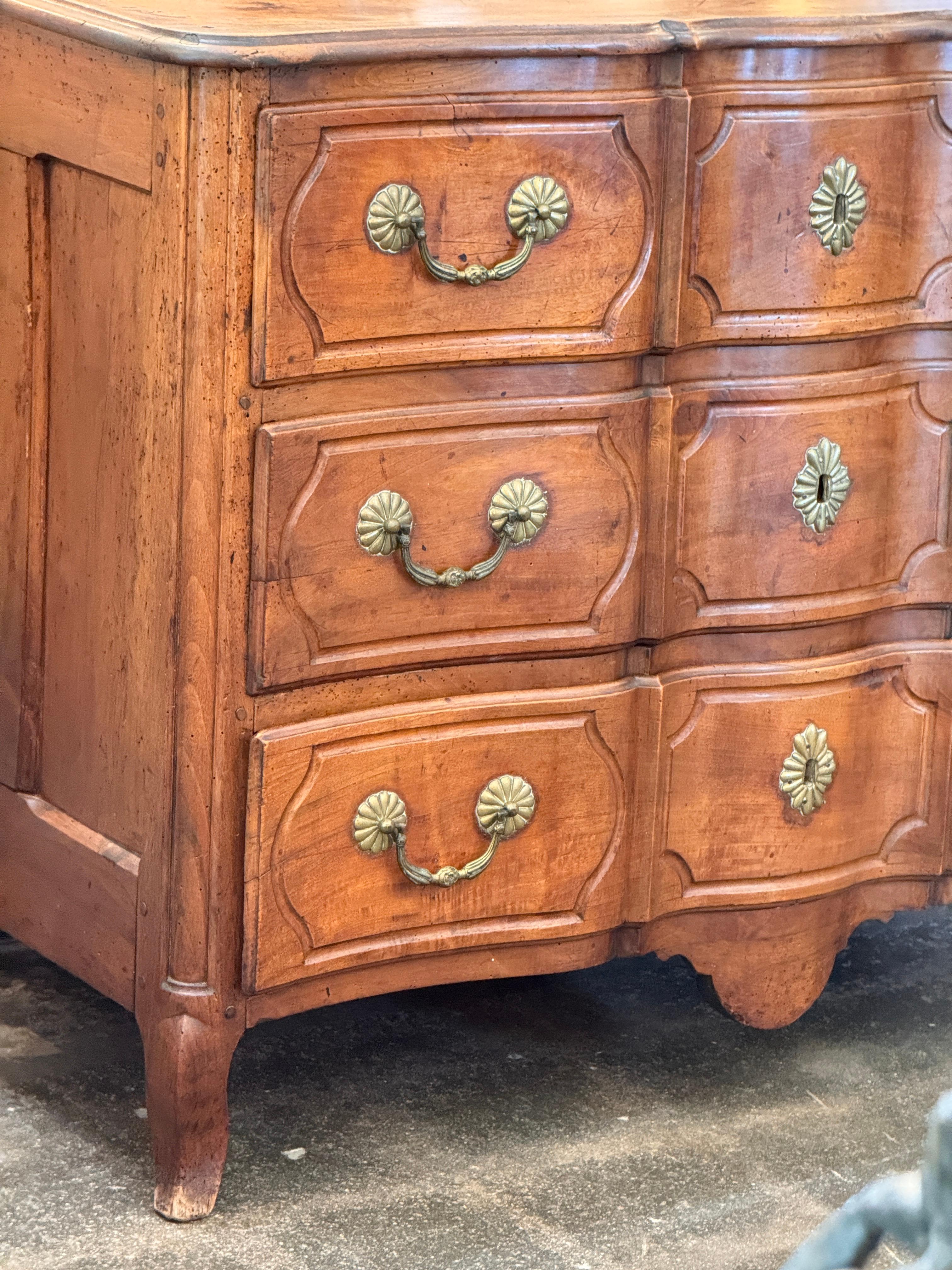 Commode française du 19ème siècle en noyer Bon état - En vente à Charlottesville, VA