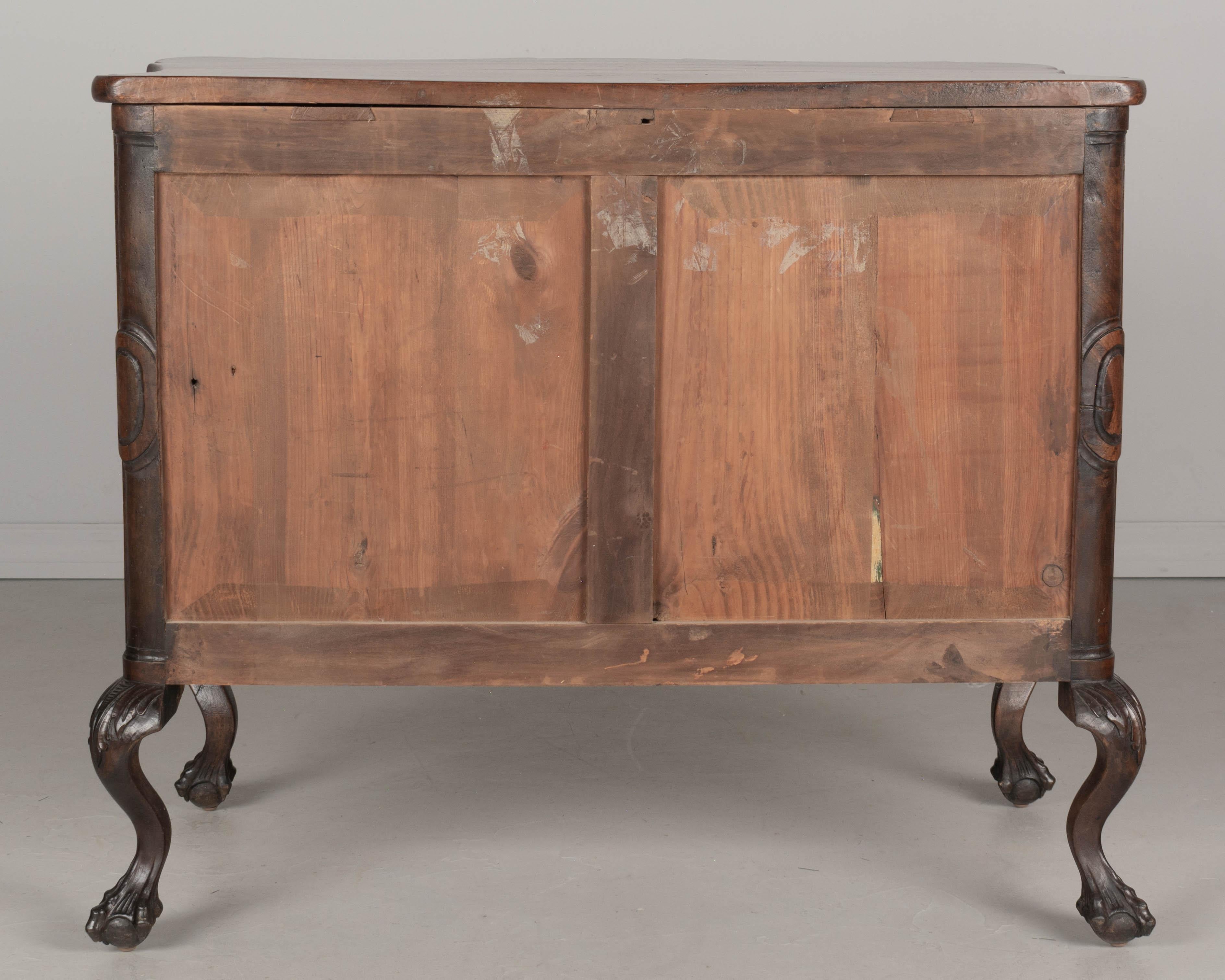 Intagliato a mano Commode francese in noce del XIX secolo in vendita