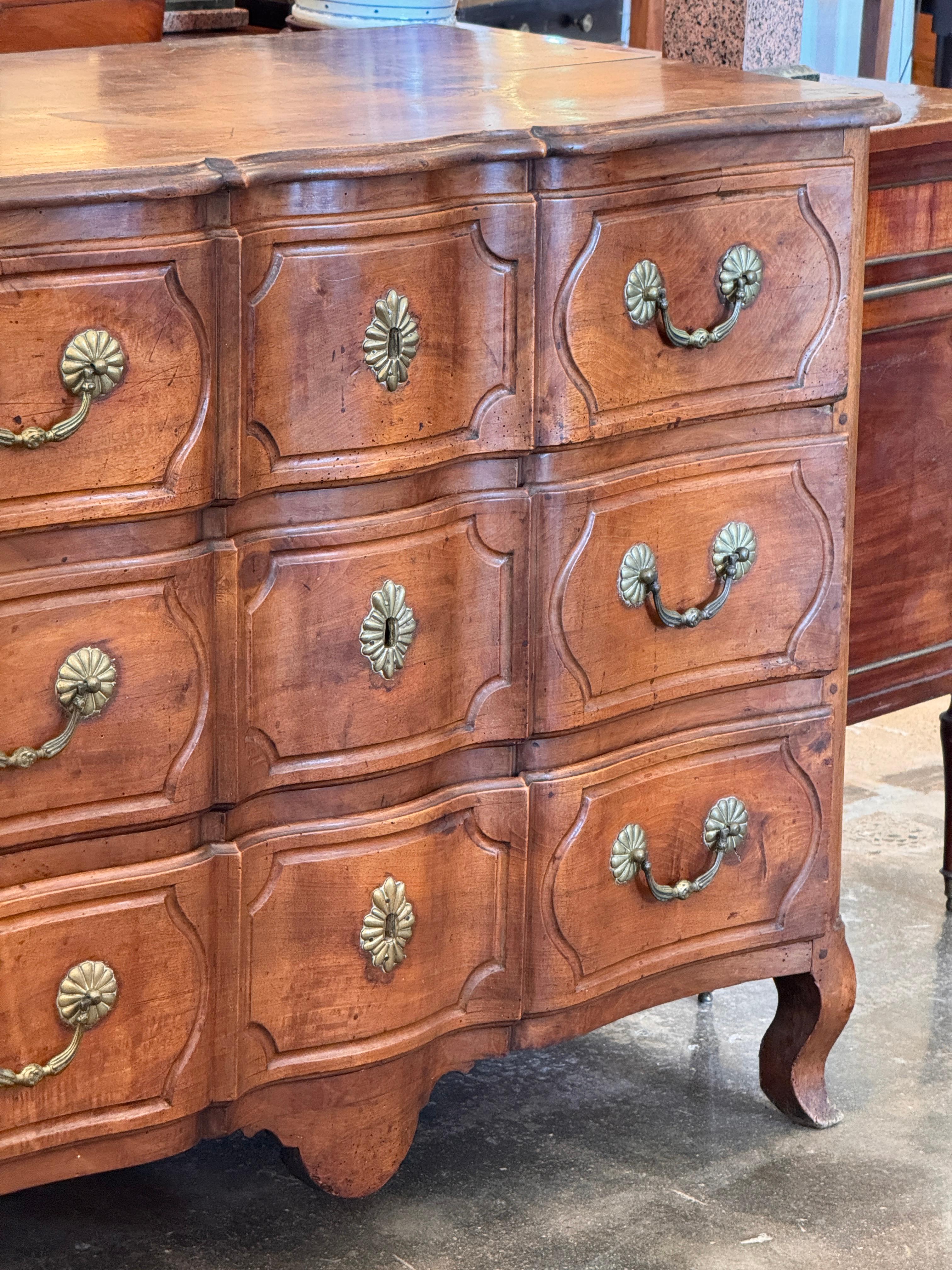 XIXe siècle Commode française du 19ème siècle en noyer en vente