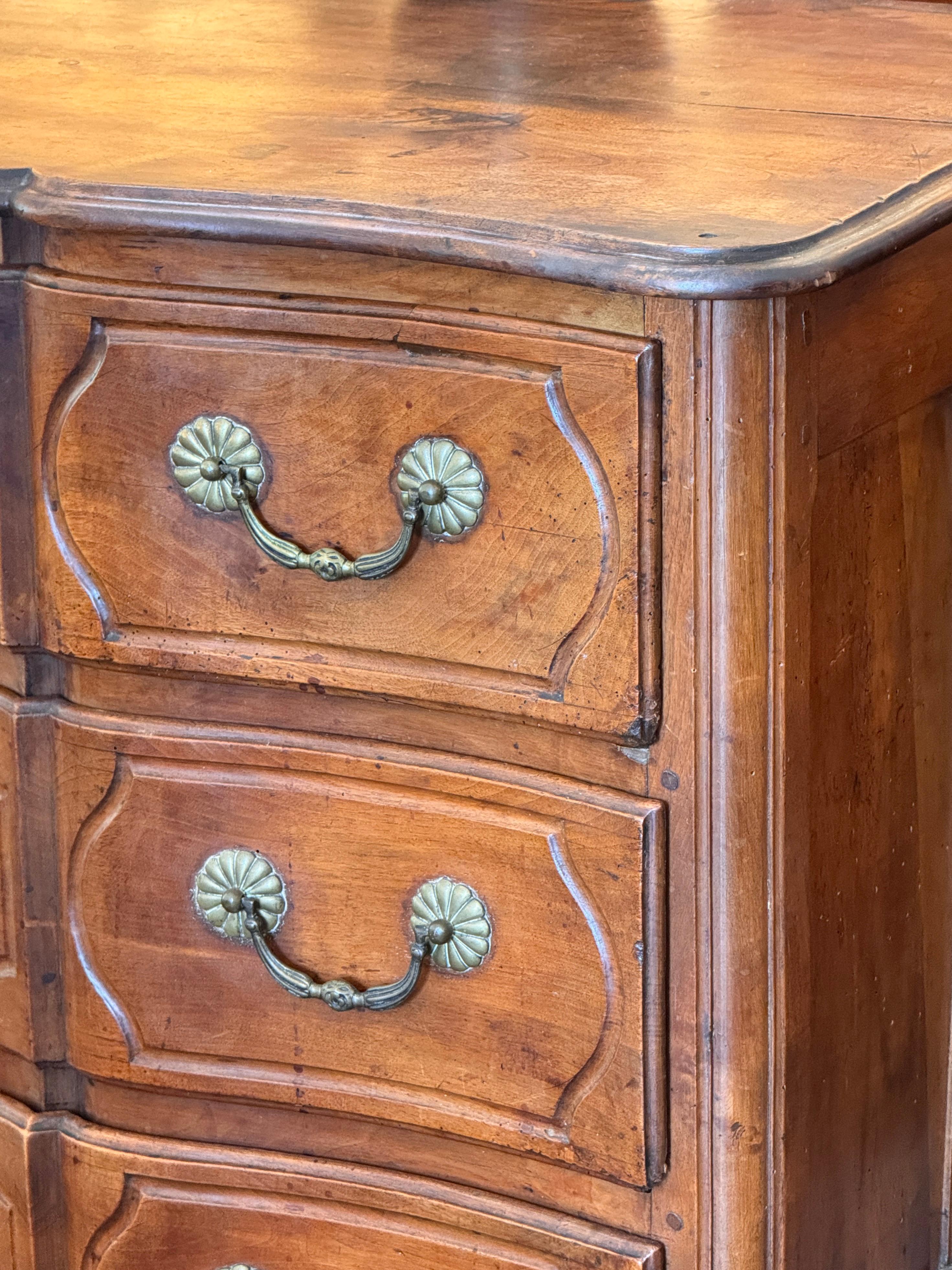 Noyer Commode française du 19ème siècle en noyer en vente