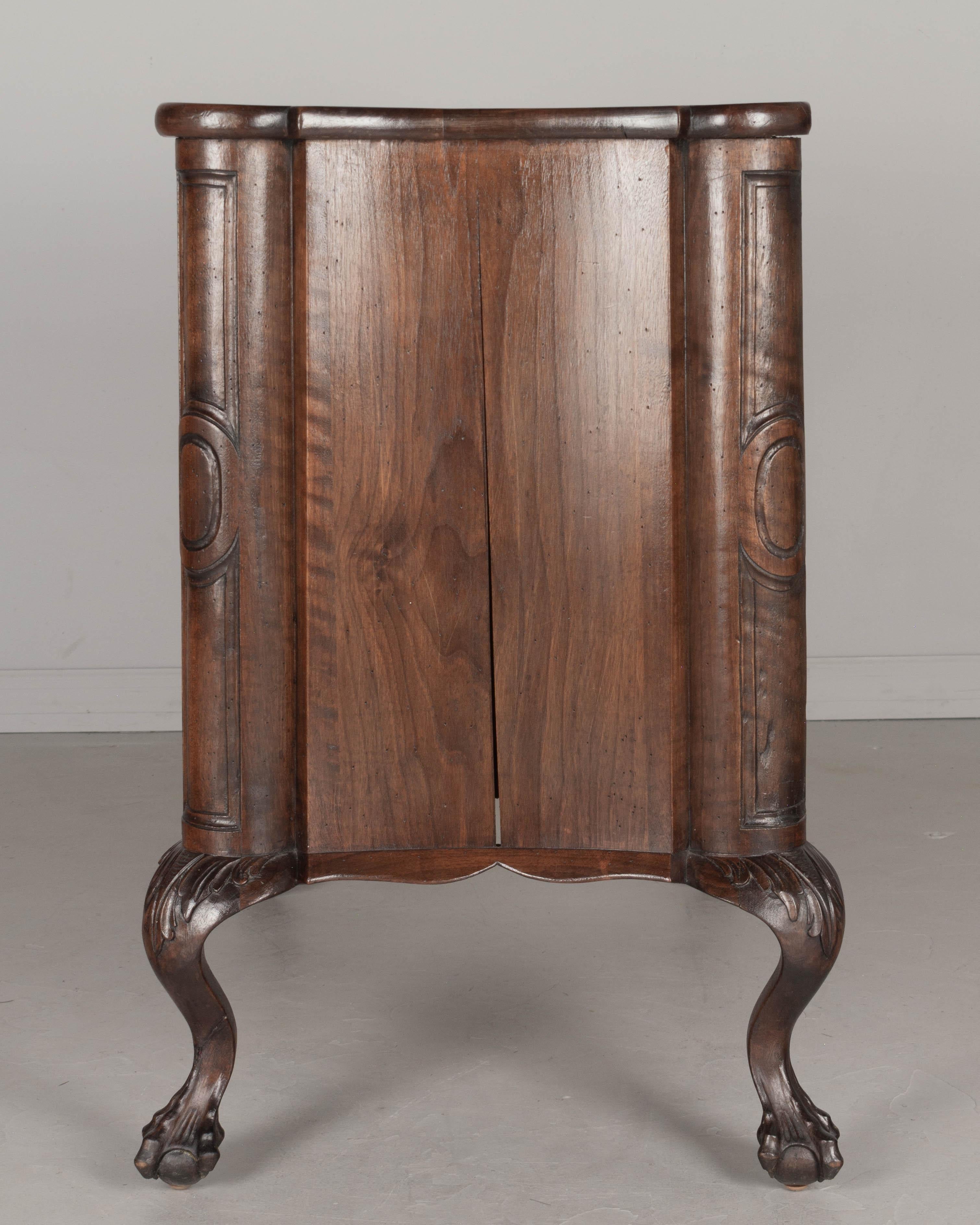 Noce Commode francese in noce del XIX secolo in vendita