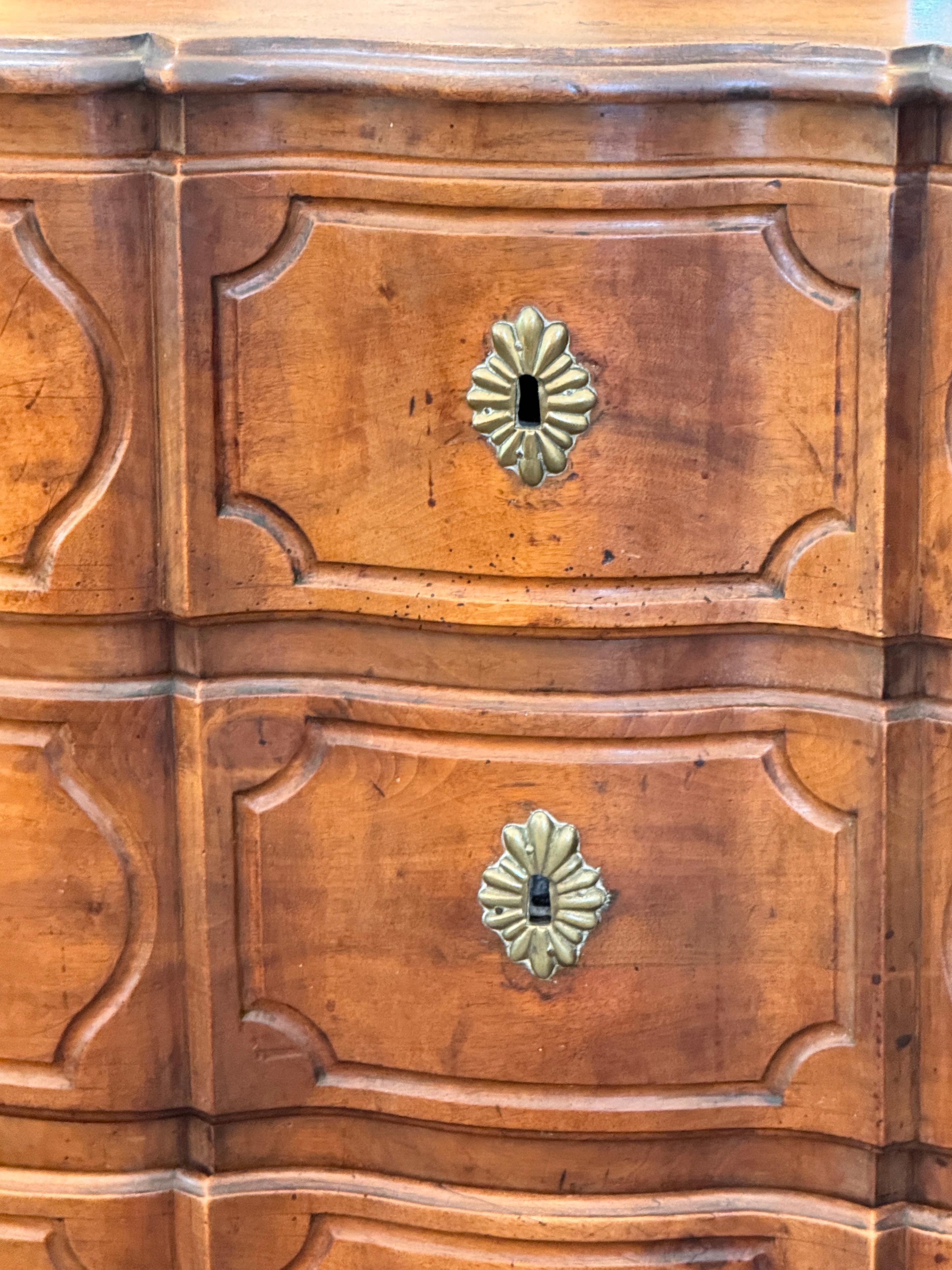 Commode française du 19ème siècle en noyer en vente 1