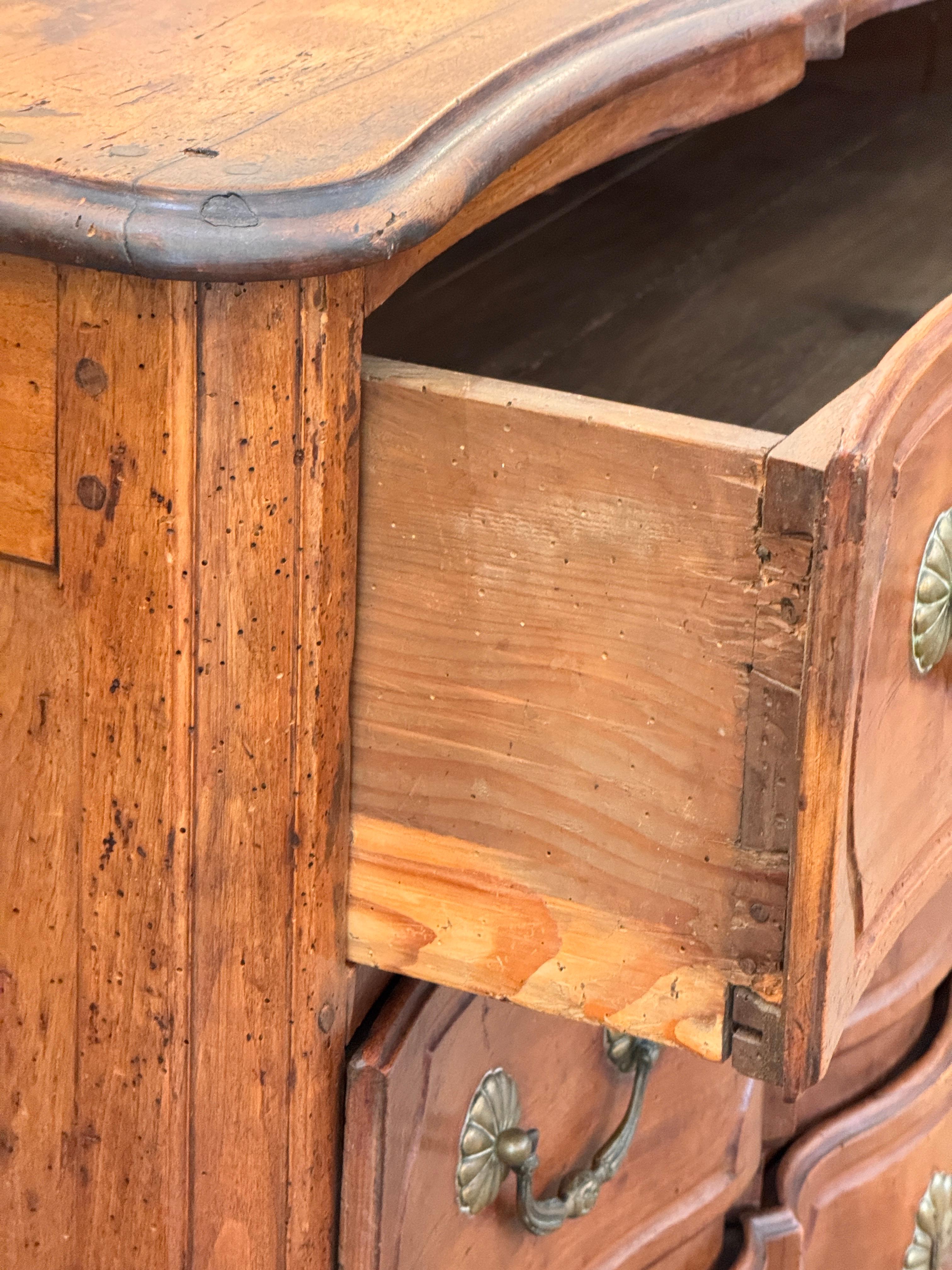 Commode française du 19ème siècle en noyer en vente 2