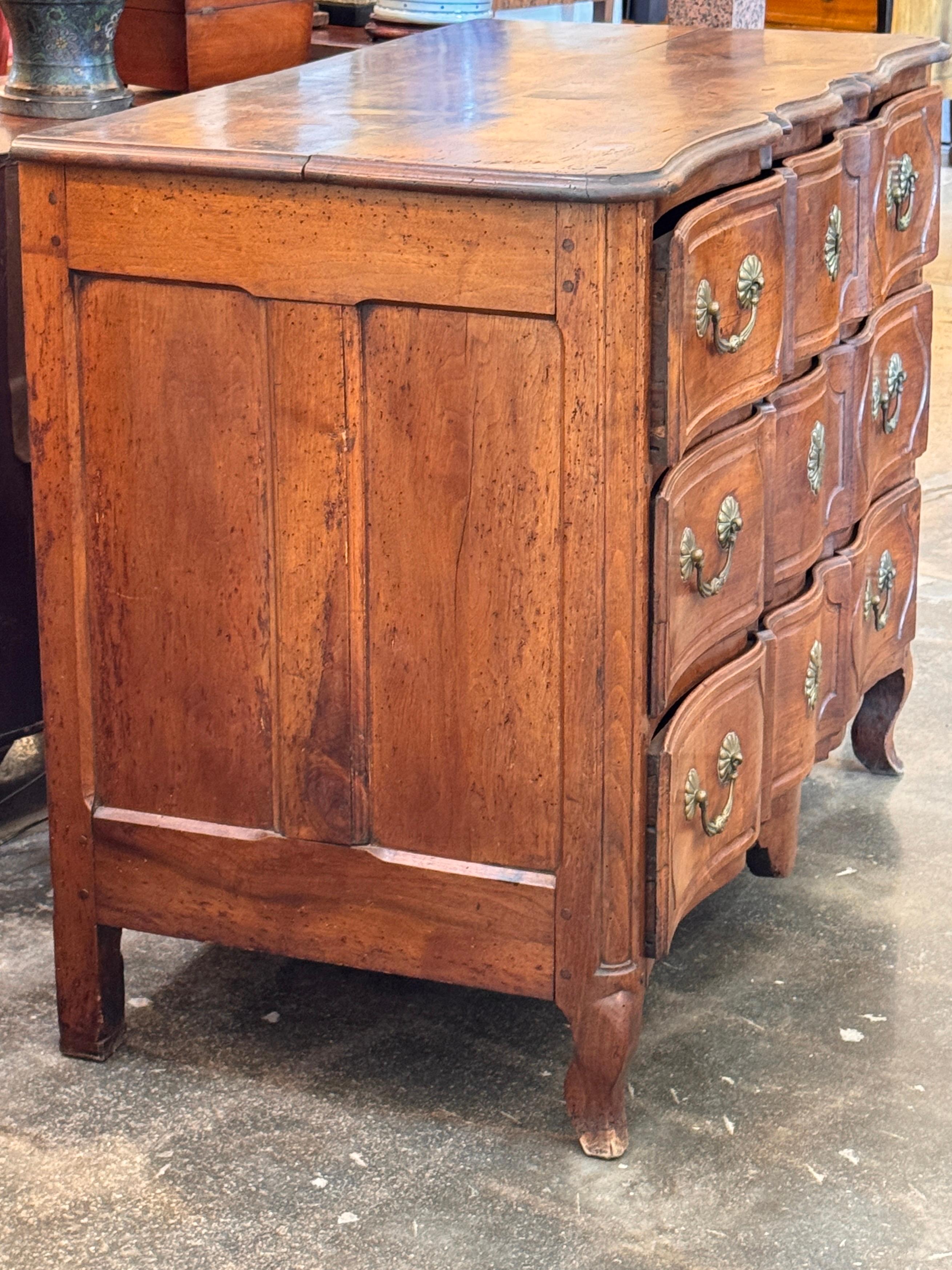 Commode française du 19ème siècle en noyer en vente 3