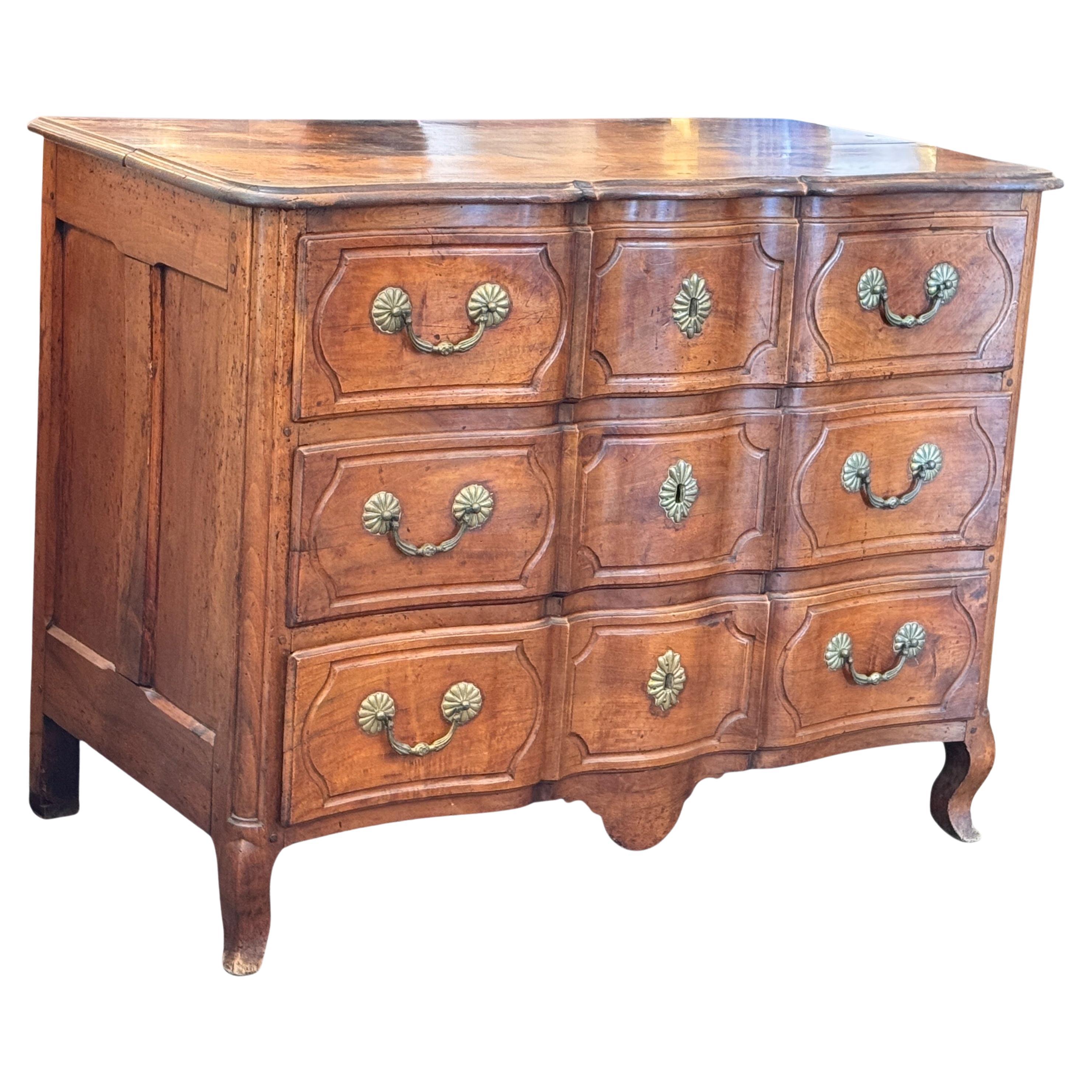 Commode française du 19ème siècle en noyer en vente