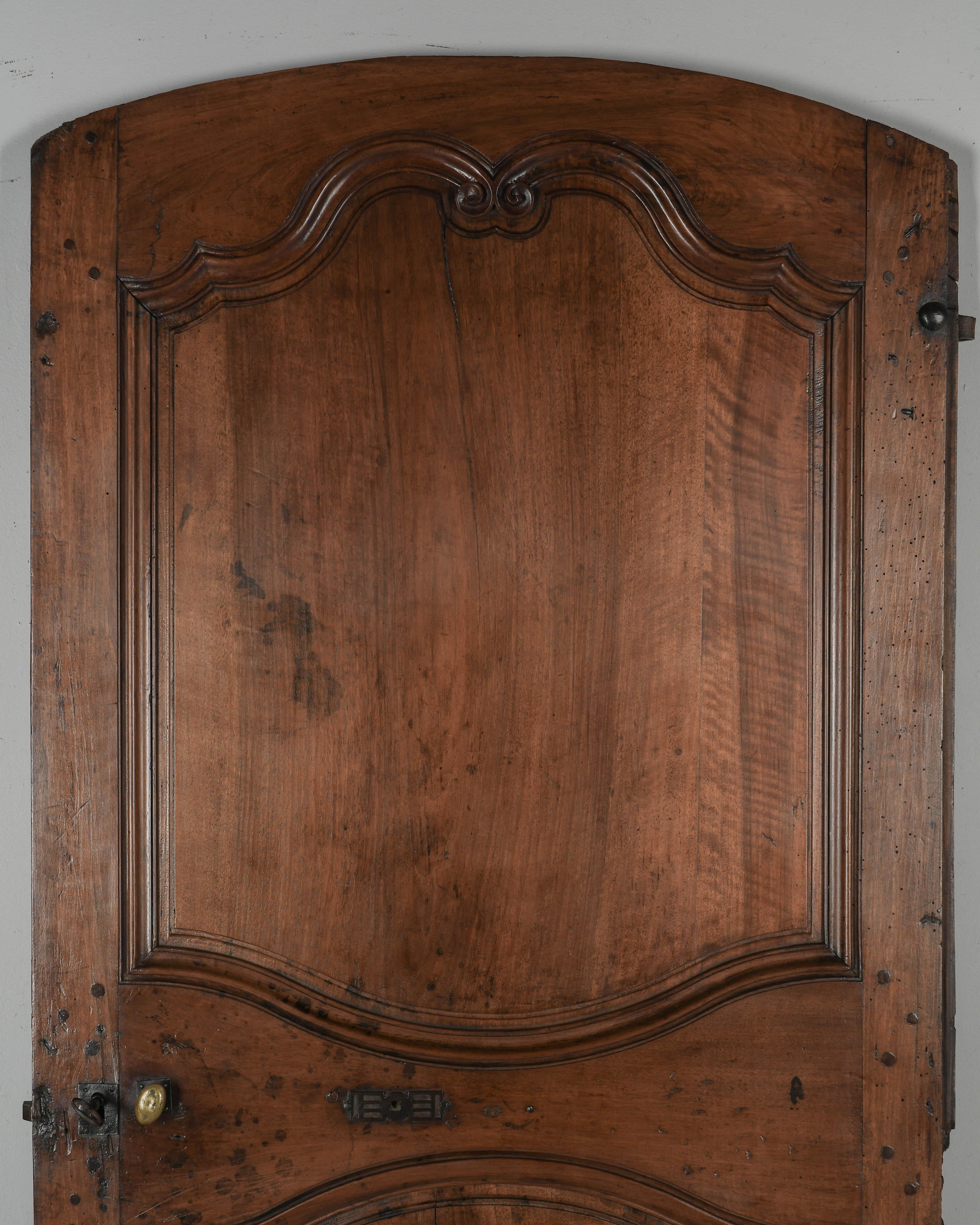 Französische Nussbaumtür aus dem 19. (Louis XV.) im Angebot