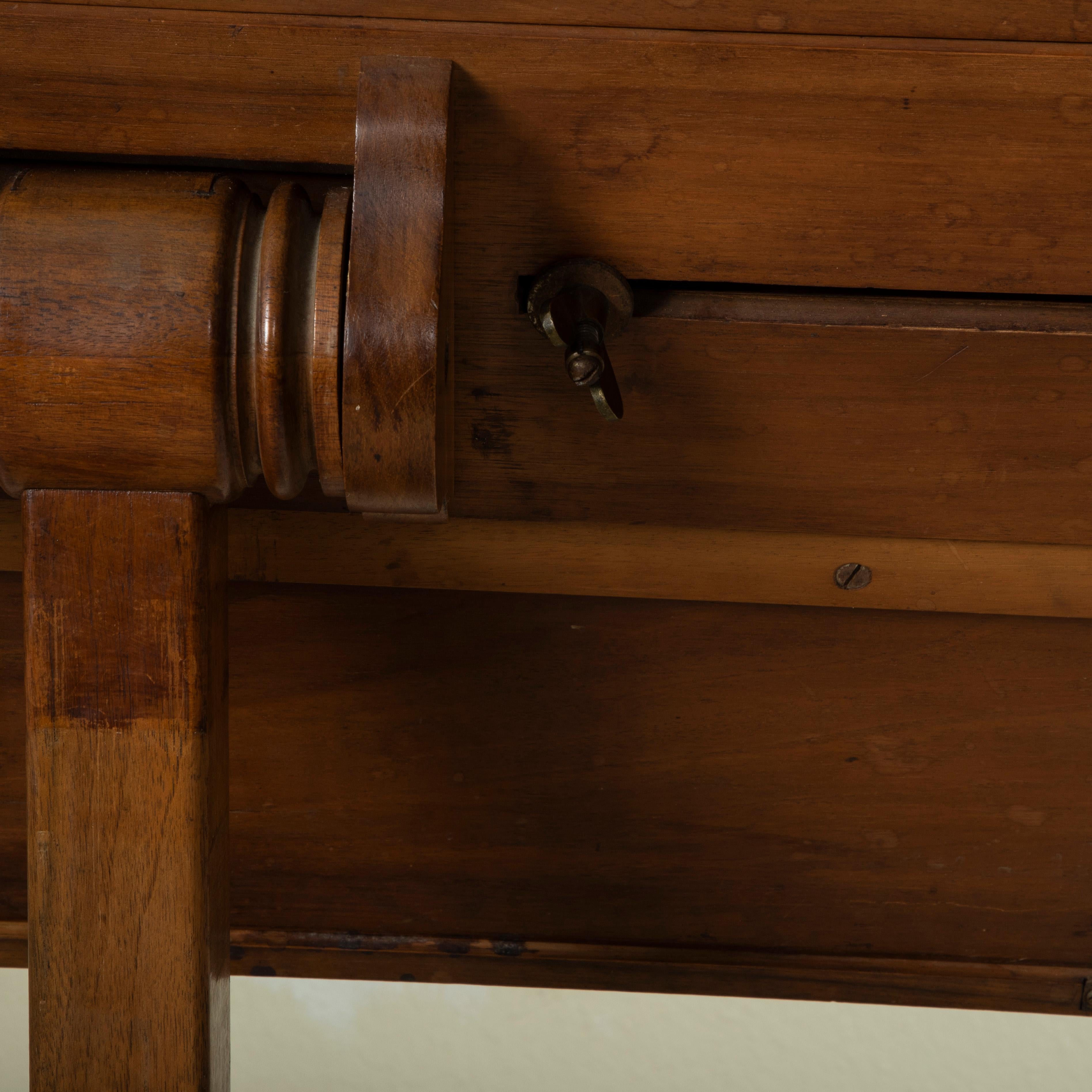Französischer Nussbaumtisch oder Ständer-Schreibtisch mit Herstelleretikett, 19. Jahrhundert im Angebot 7