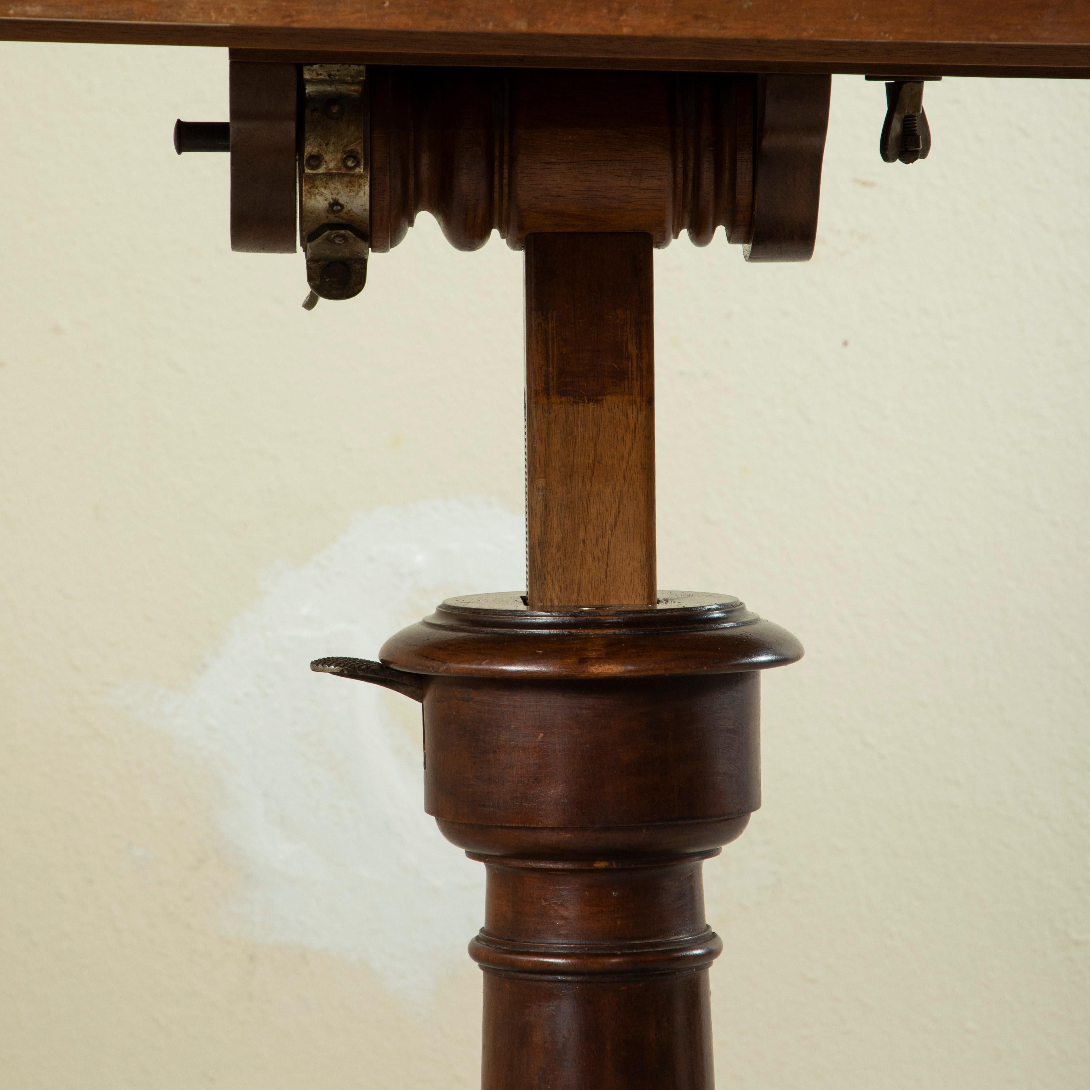 Table de fabrication ou bureau sur pied en noyer français du 19ème siècle avec étiquette du fabricant en vente 7
