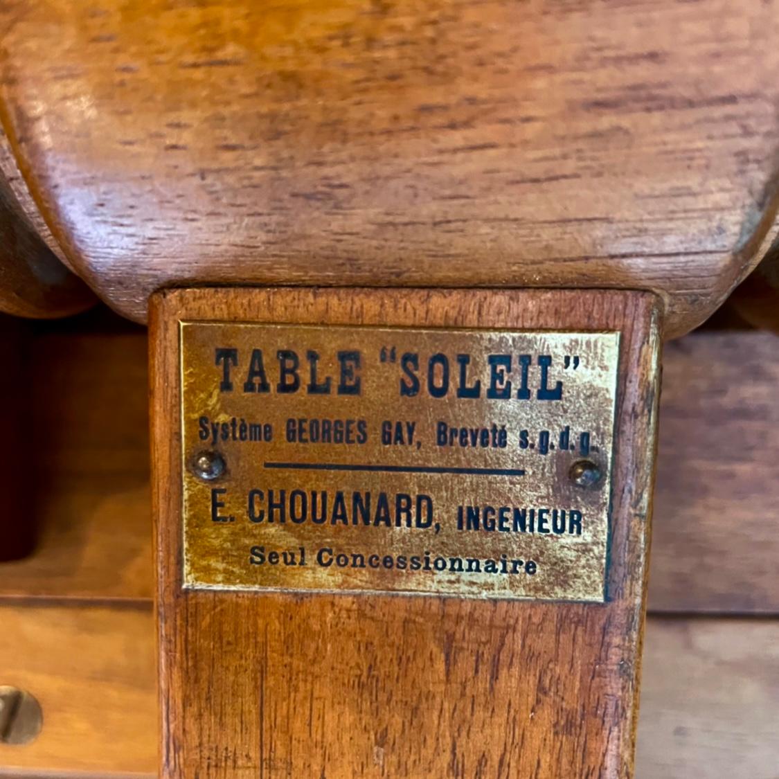 Table de fabrication ou bureau sur pied en noyer français du 19ème siècle avec étiquette du fabricant en vente 12