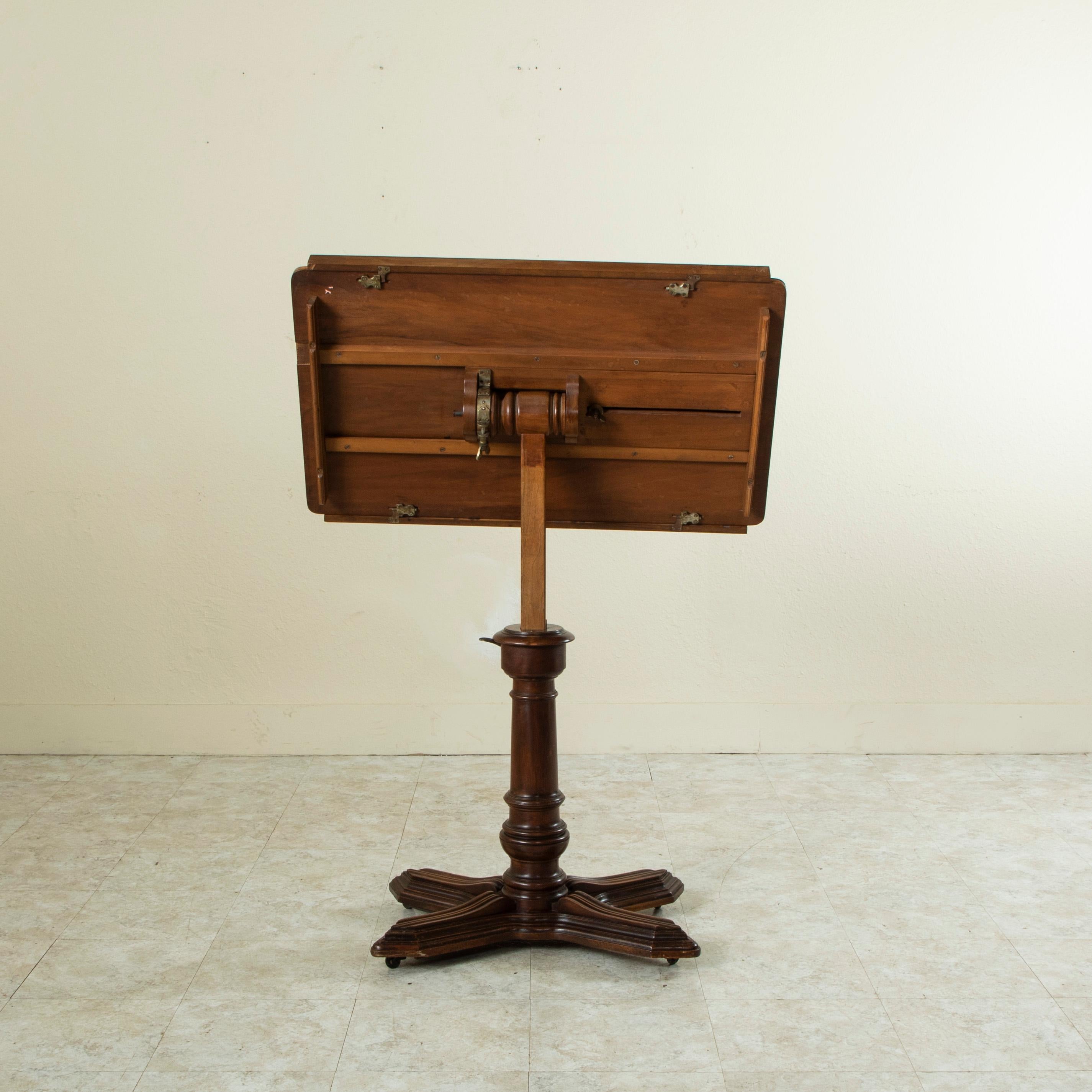 Französischer Nussbaumtisch oder Ständer-Schreibtisch mit Herstelleretikett, 19. Jahrhundert (Bronze) im Angebot