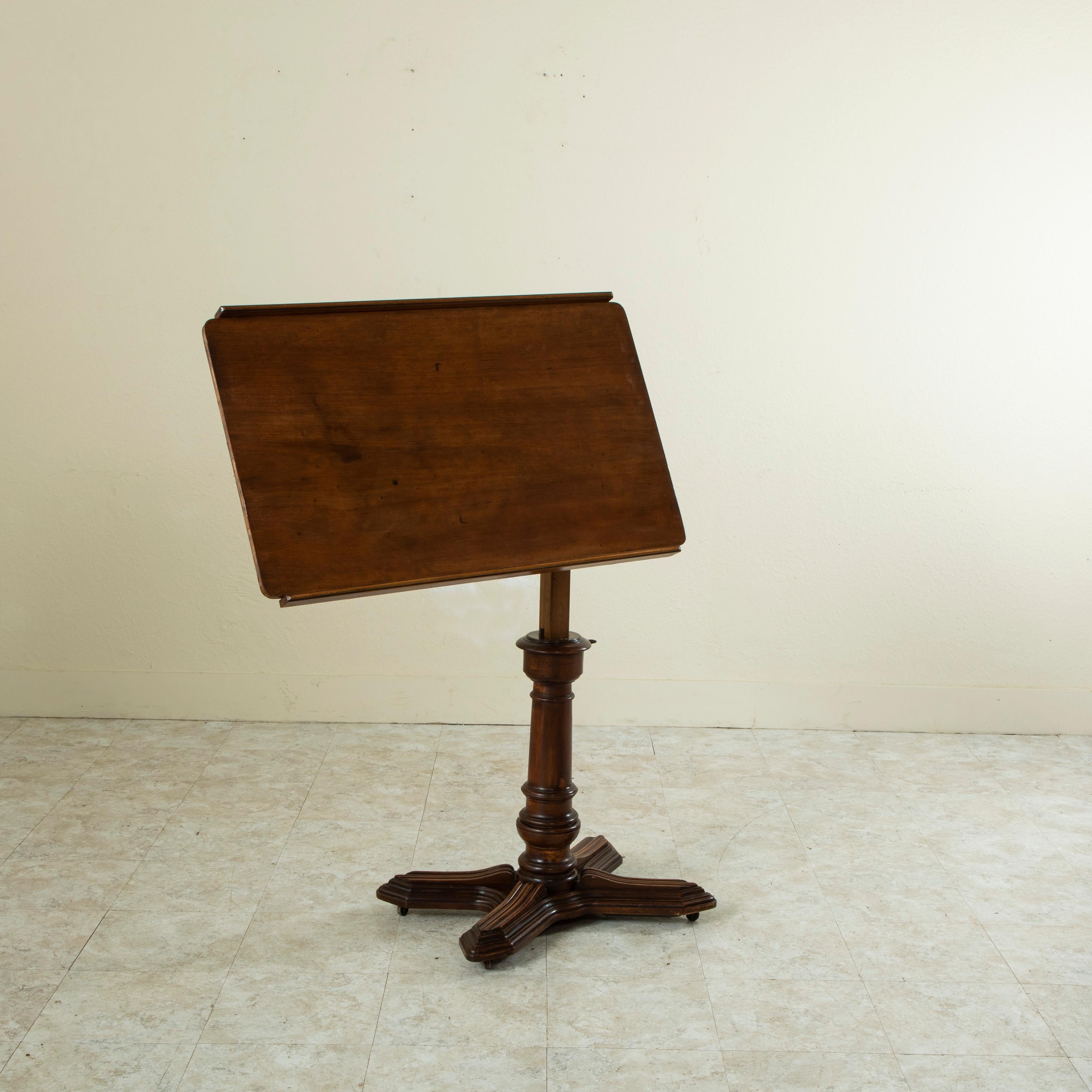 Französischer Nussbaumtisch oder Ständer-Schreibtisch mit Herstelleretikett, 19. Jahrhundert im Angebot 1