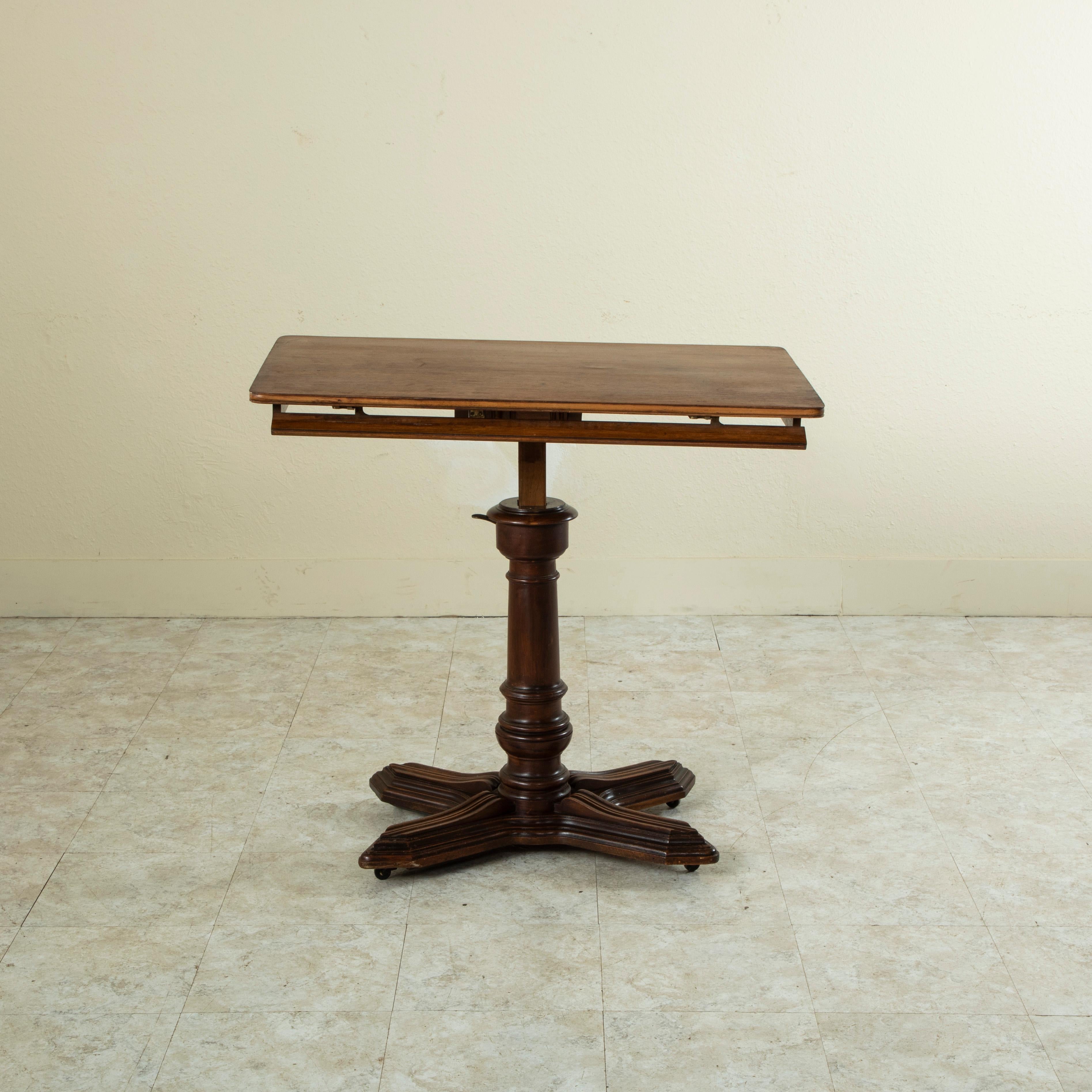 Französischer Nussbaumtisch oder Ständer-Schreibtisch mit Herstelleretikett, 19. Jahrhundert im Angebot 4