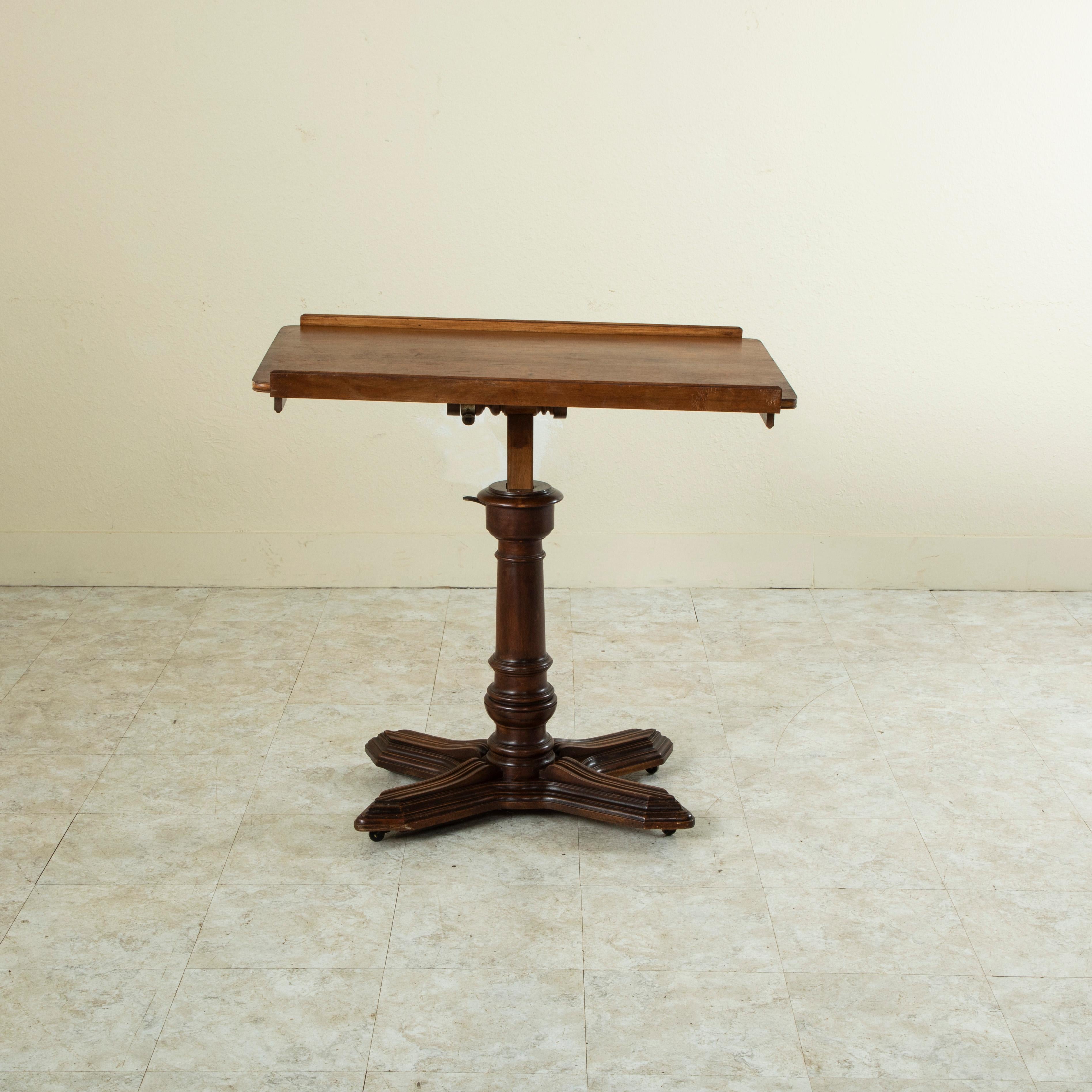 Französischer Nussbaumtisch oder Ständer-Schreibtisch mit Herstelleretikett, 19. Jahrhundert im Angebot 5