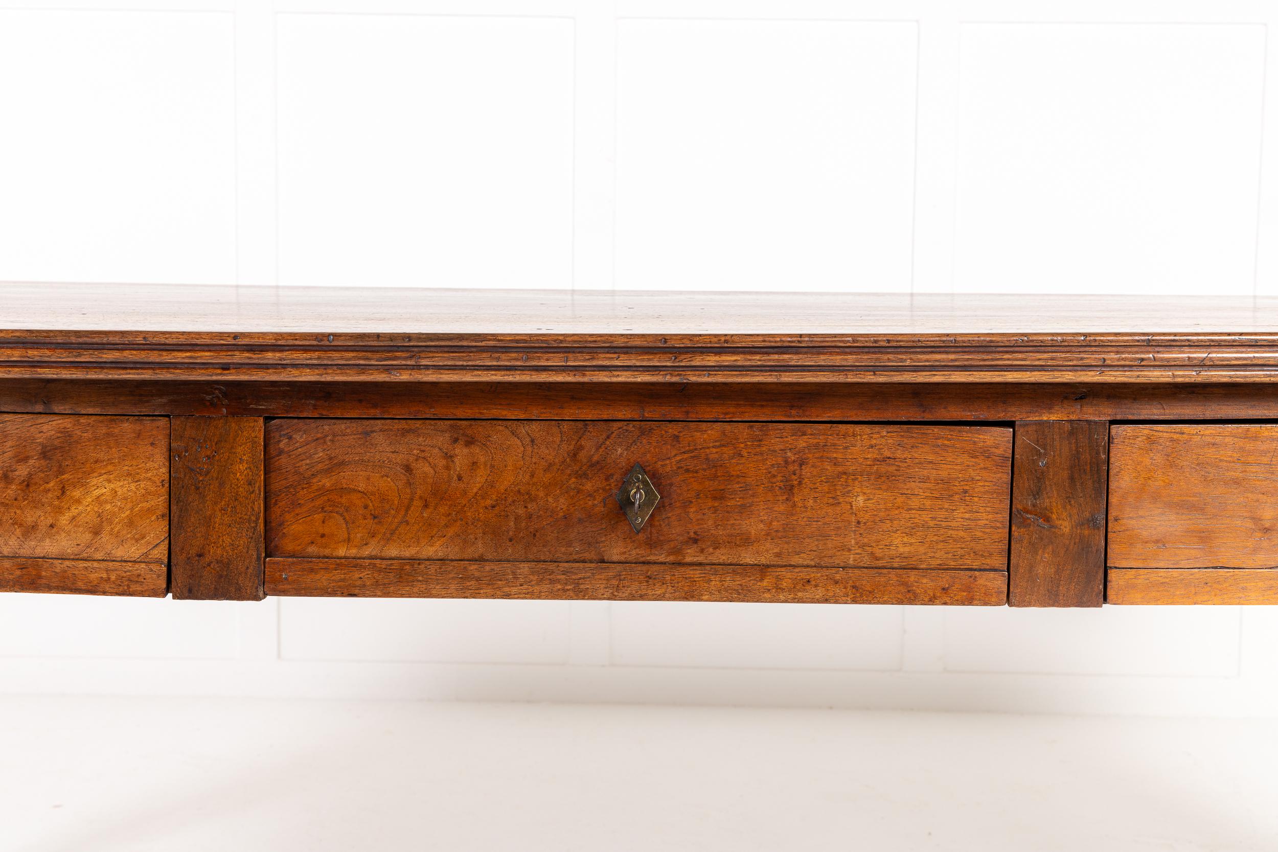 Table de service en noyer français du 19e siècle avec tiroirs.

Cette table combine de beaux pieds tournés avec un châssis simple pour la stabilité. Le plateau a un bord surplombant moulé et est garni de cordes et de bandes transversales. La frise