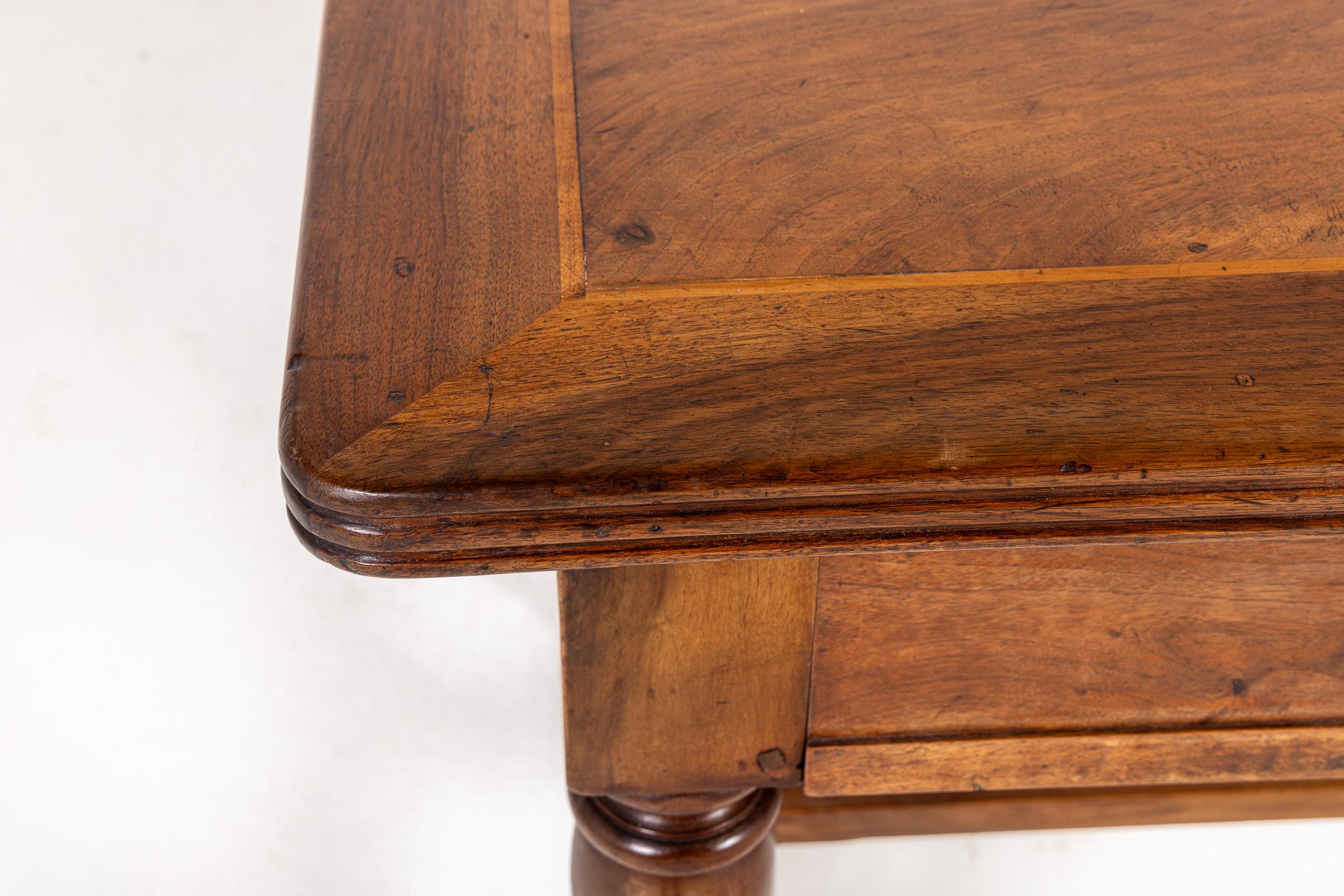 Noyer Table à tiroirs/table de service française du 19ème siècle en vente