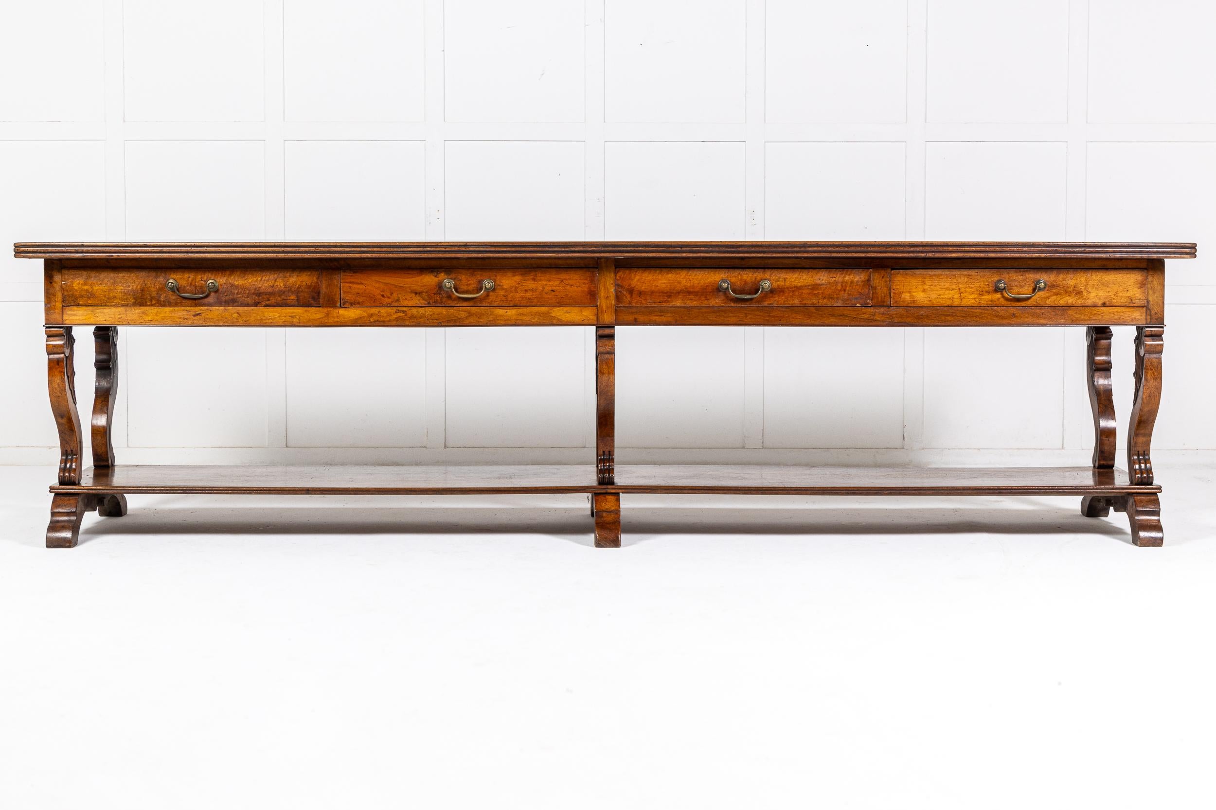 Une table de drapier française en noyer du XIXe siècle particulièrement grande et intéressante.

Il s'agit d'un exemple exceptionnellement élaboré de table de drapier, qui a manifestement été conçue pour un établissement très prestigieux en raison