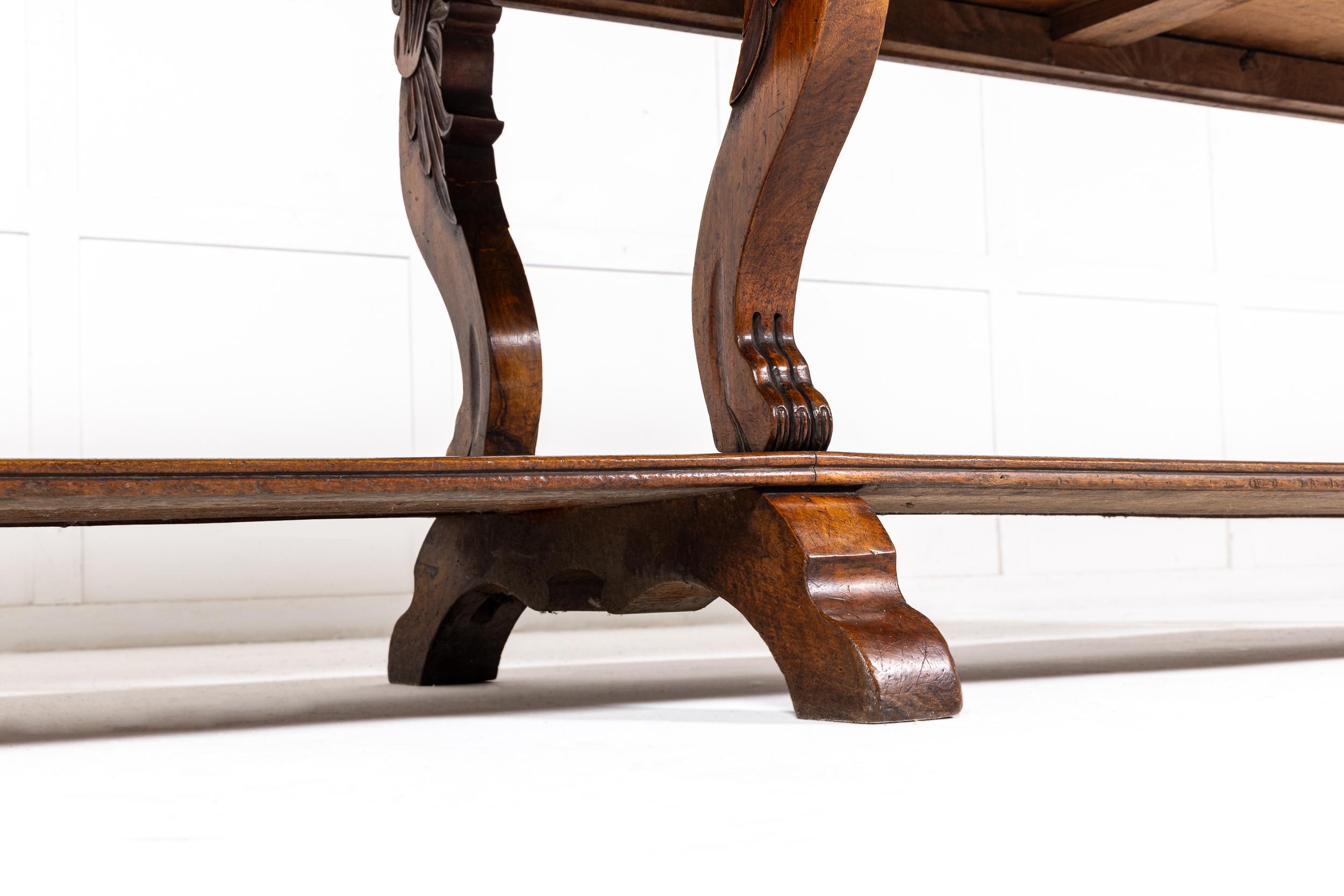 XIXe siècle Table de drapier en noyer français du 19e siècle en vente