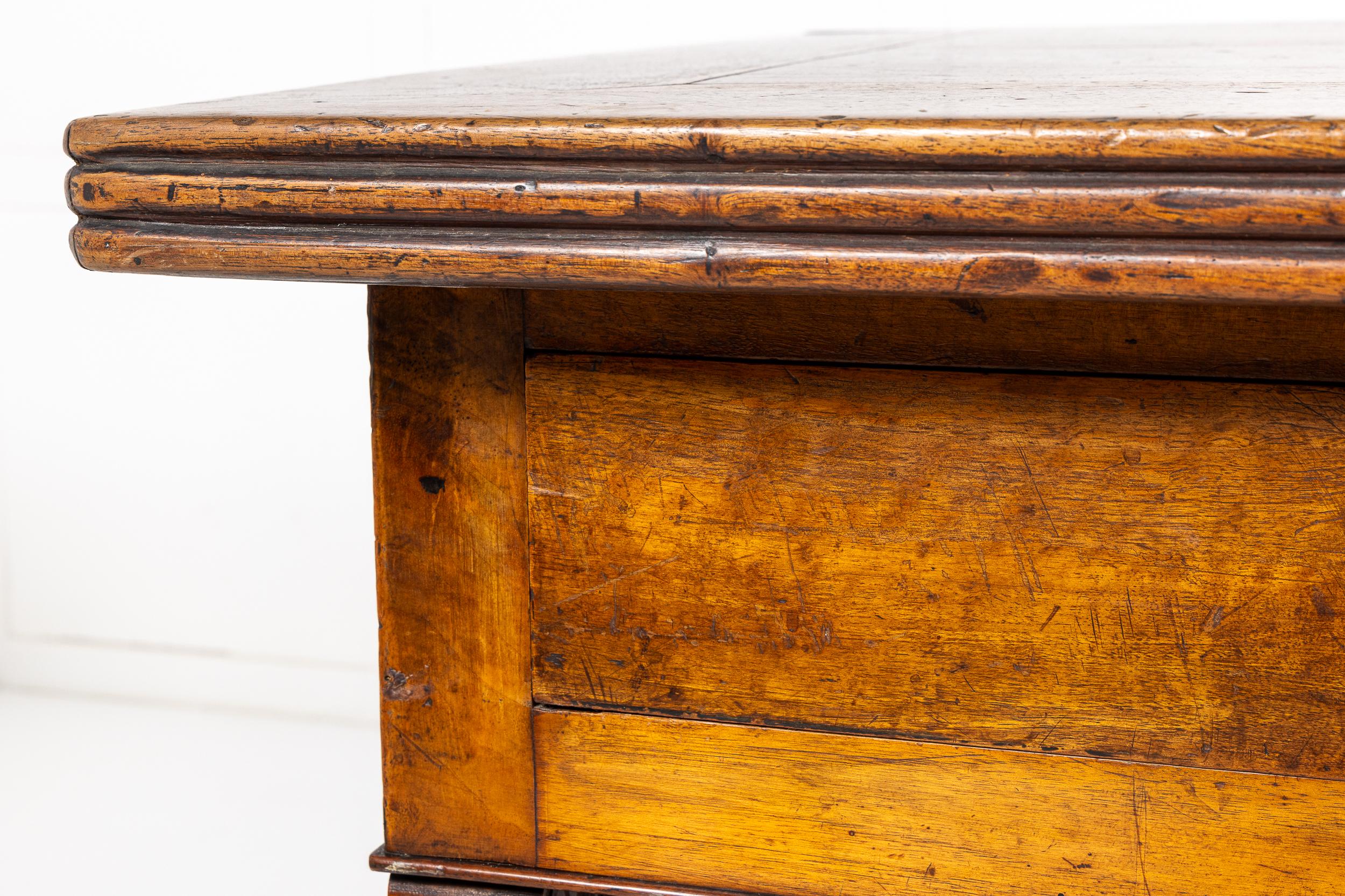 Table de drapier en noyer français du 19e siècle en vente 1