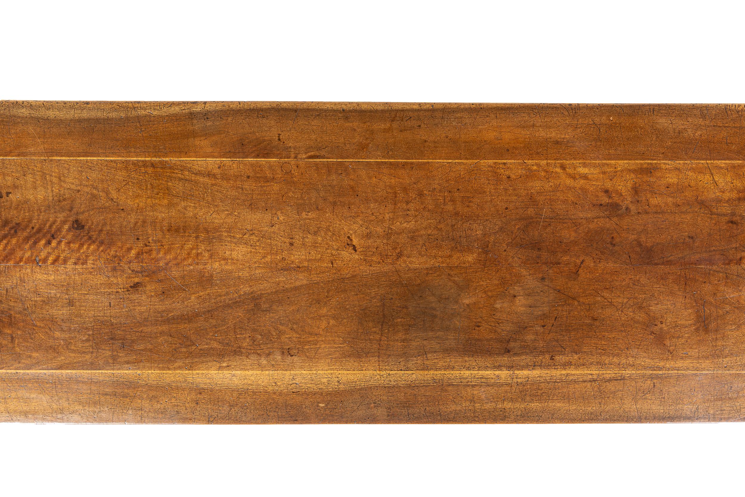 Table de drapier en noyer français du 19e siècle en vente 4