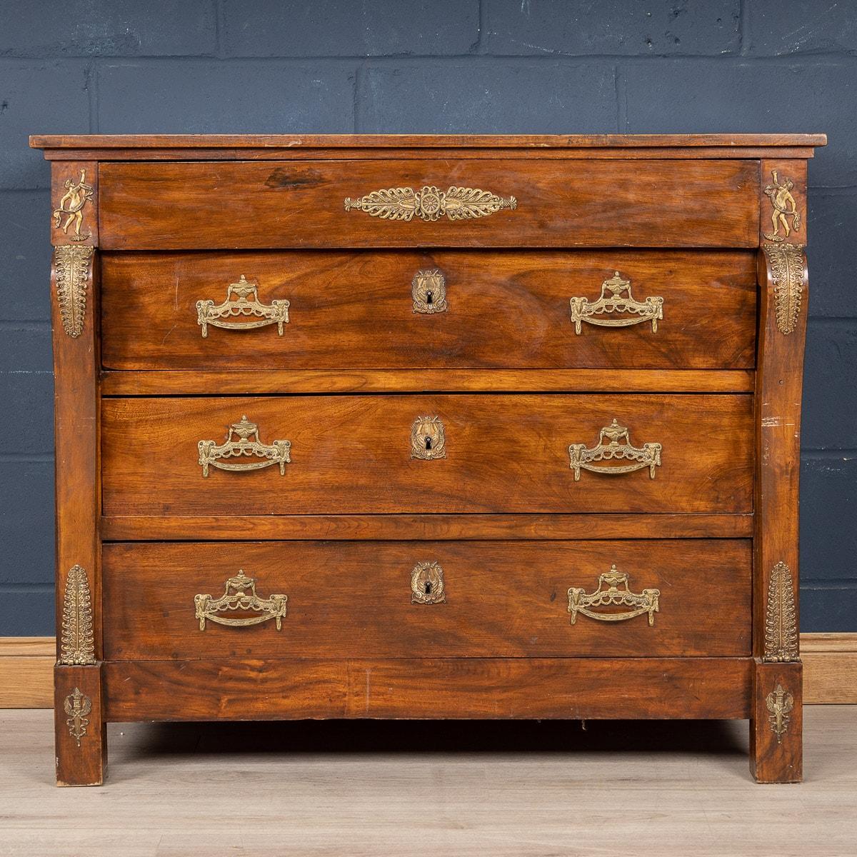 A beautiful Empire dresser from the early 19th century, with three main drawers and a fourth drawer just below the tray in veneered walnut feathers. Note how the flame is drawn on the front and sides with a beautiful play of light and dark with the