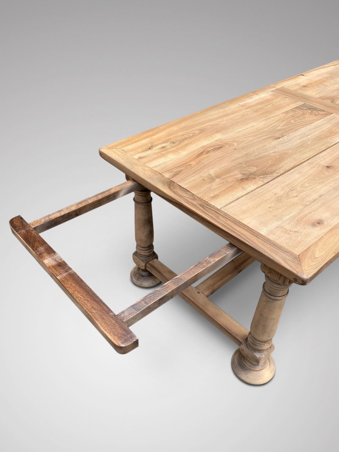 19th Century French Walnut Extendable Farmhouse Dining Table In Good Condition In Petworth,West Sussex, GB