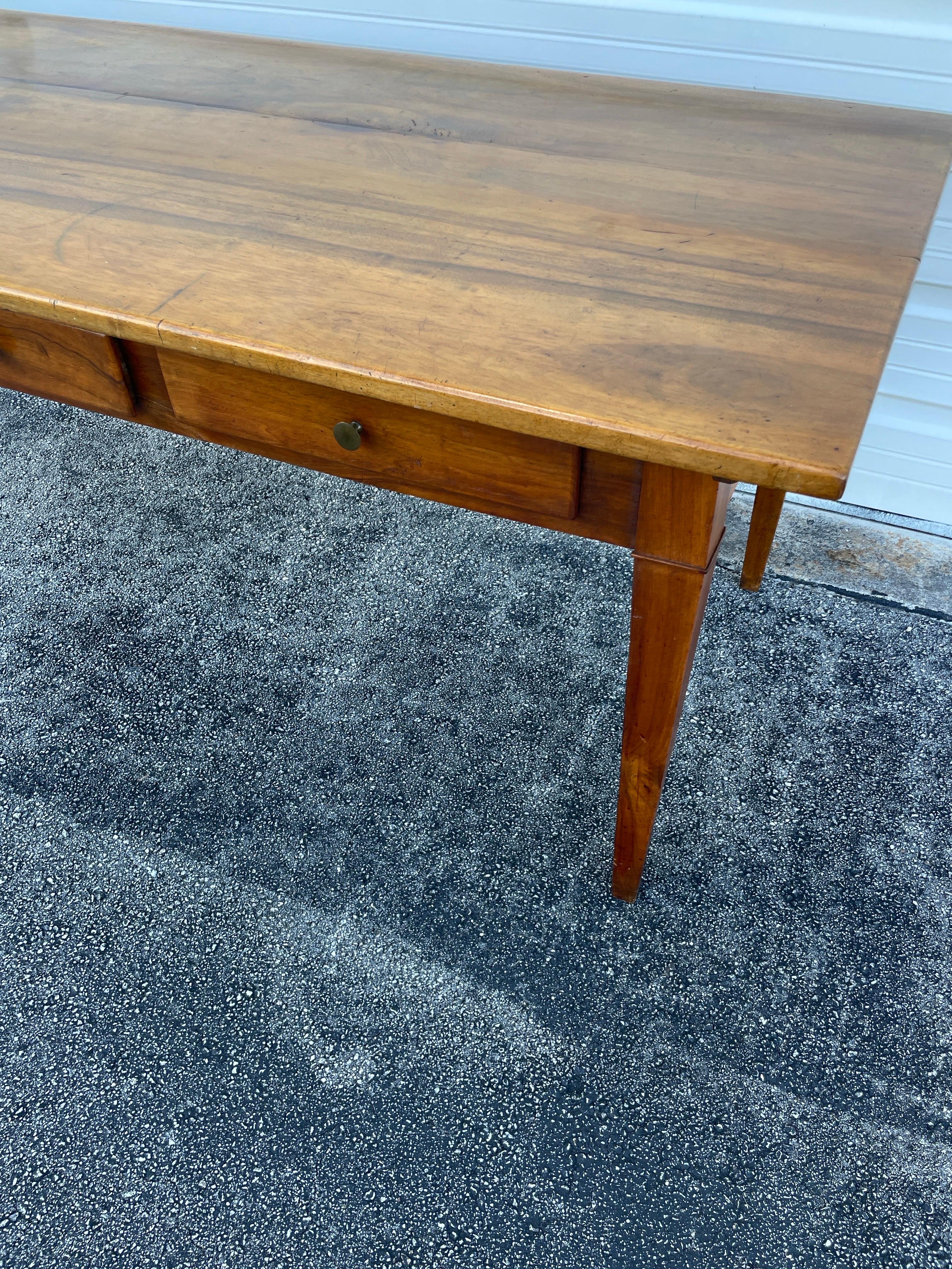 Maravillosa mesa de granja francesa de nogal del siglo XIX con tres cajones. Bonita pátina original en la superficie de la madera.