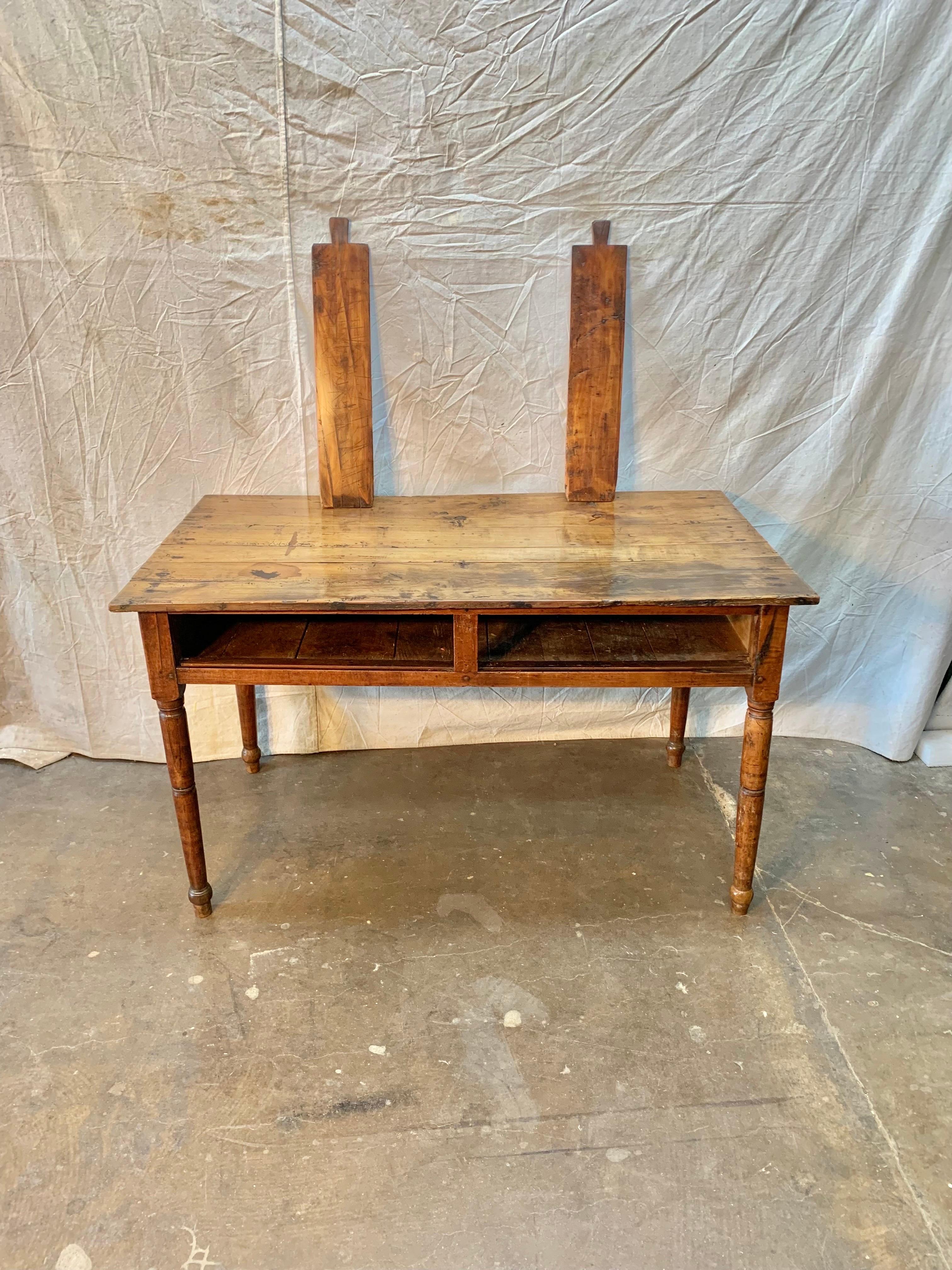 Table de ferme en noyer français du XIXe siècle avec panneaux coulissants et rangement en vente 5