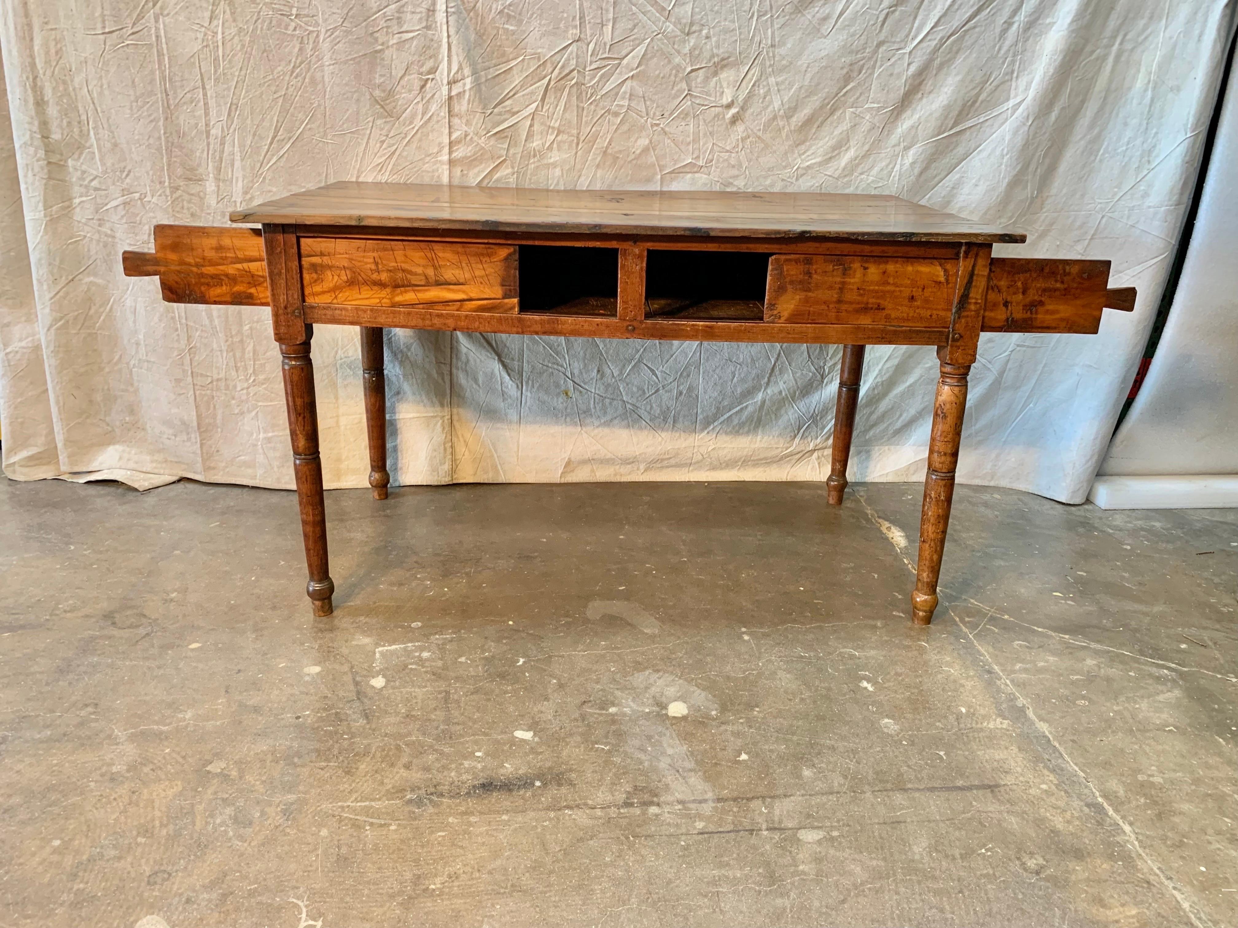Français Table de ferme en noyer français du XIXe siècle avec panneaux coulissants et rangement en vente