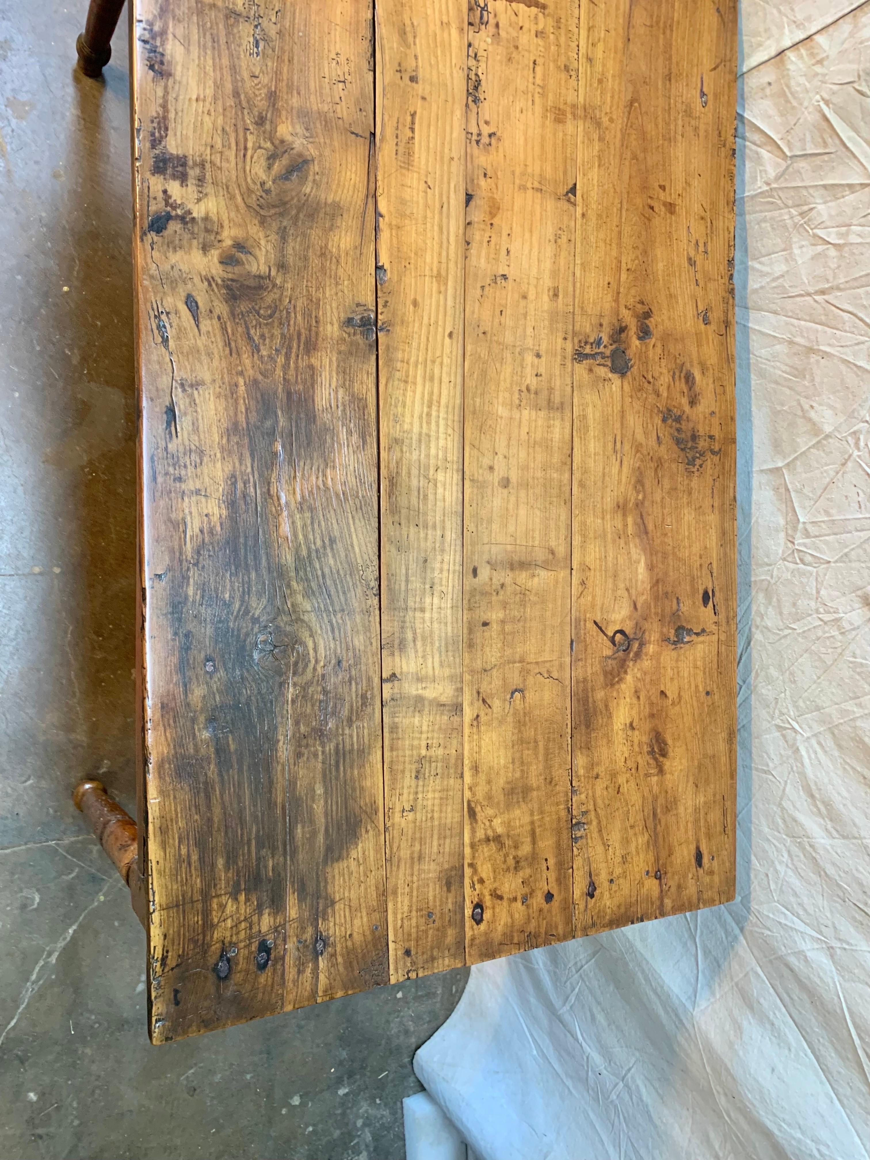 Table de ferme en noyer français du XIXe siècle avec panneaux coulissants et rangement en vente 2