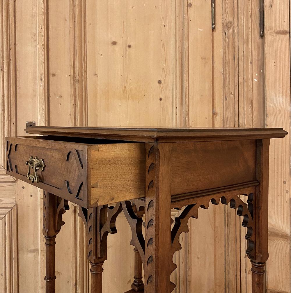 Guéridon gothique français du 19ème siècle en noyer, table d'appoint en étrier en vente 1