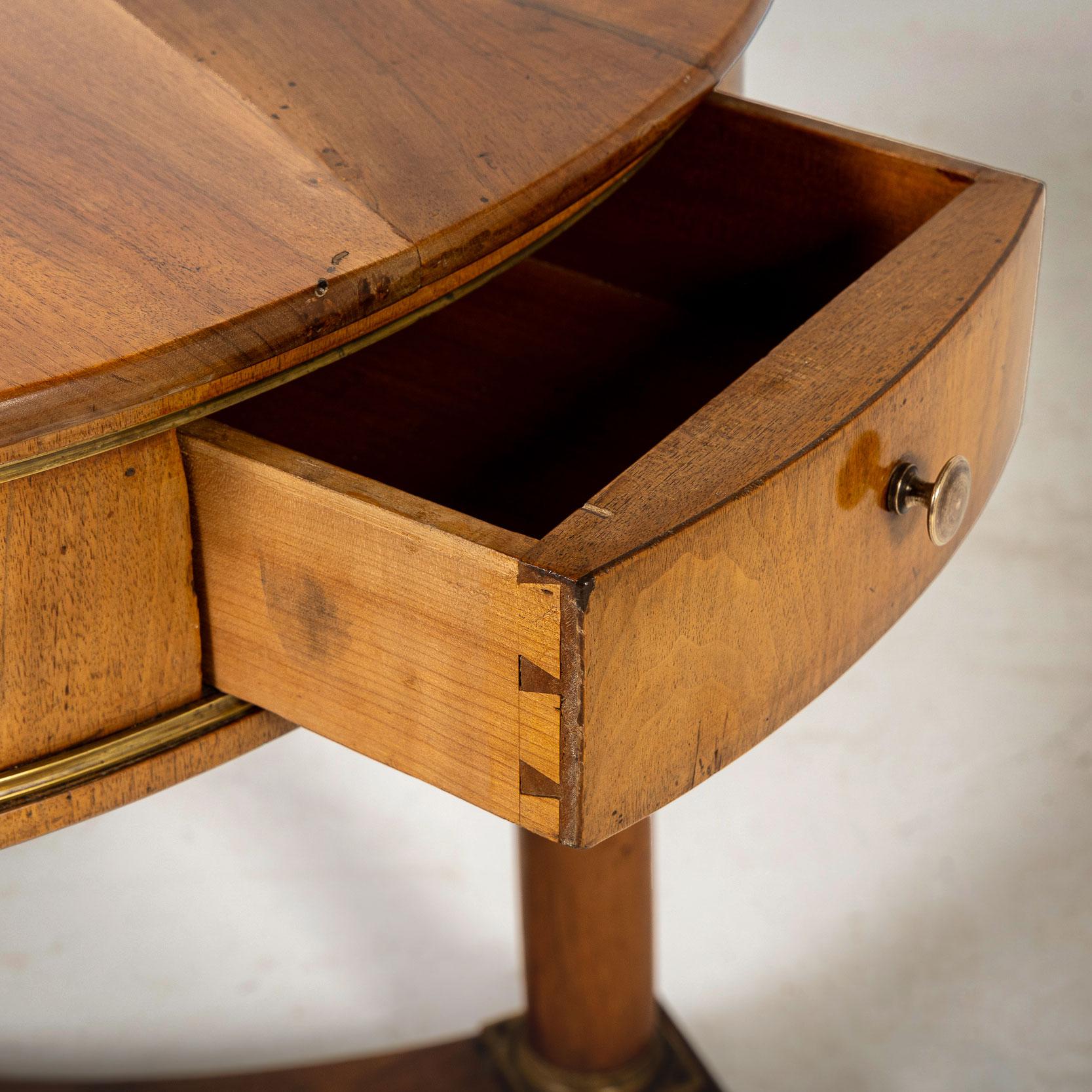 19th Century French Walnut Guéridon For Sale 2