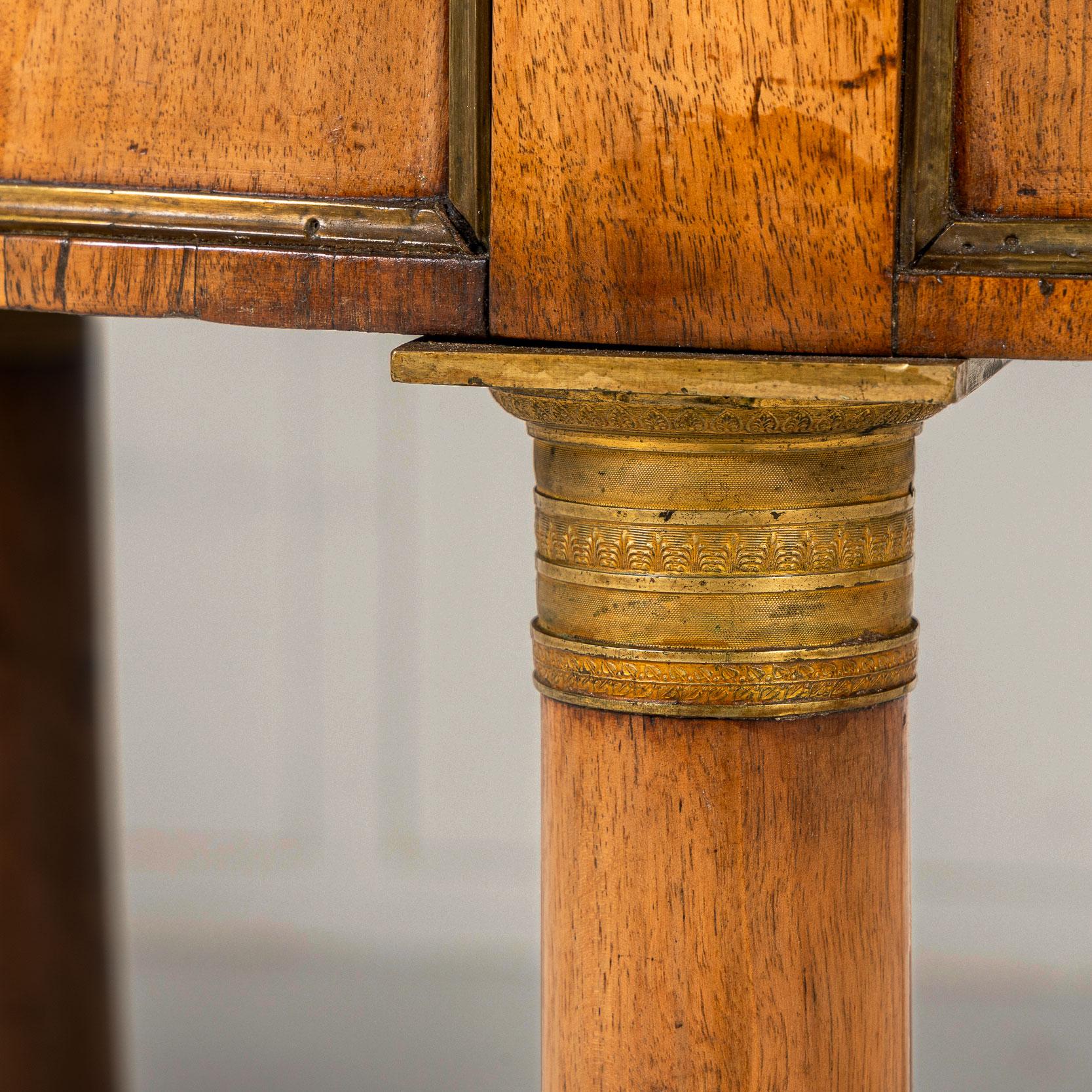 19th Century French Walnut Guéridon For Sale 3