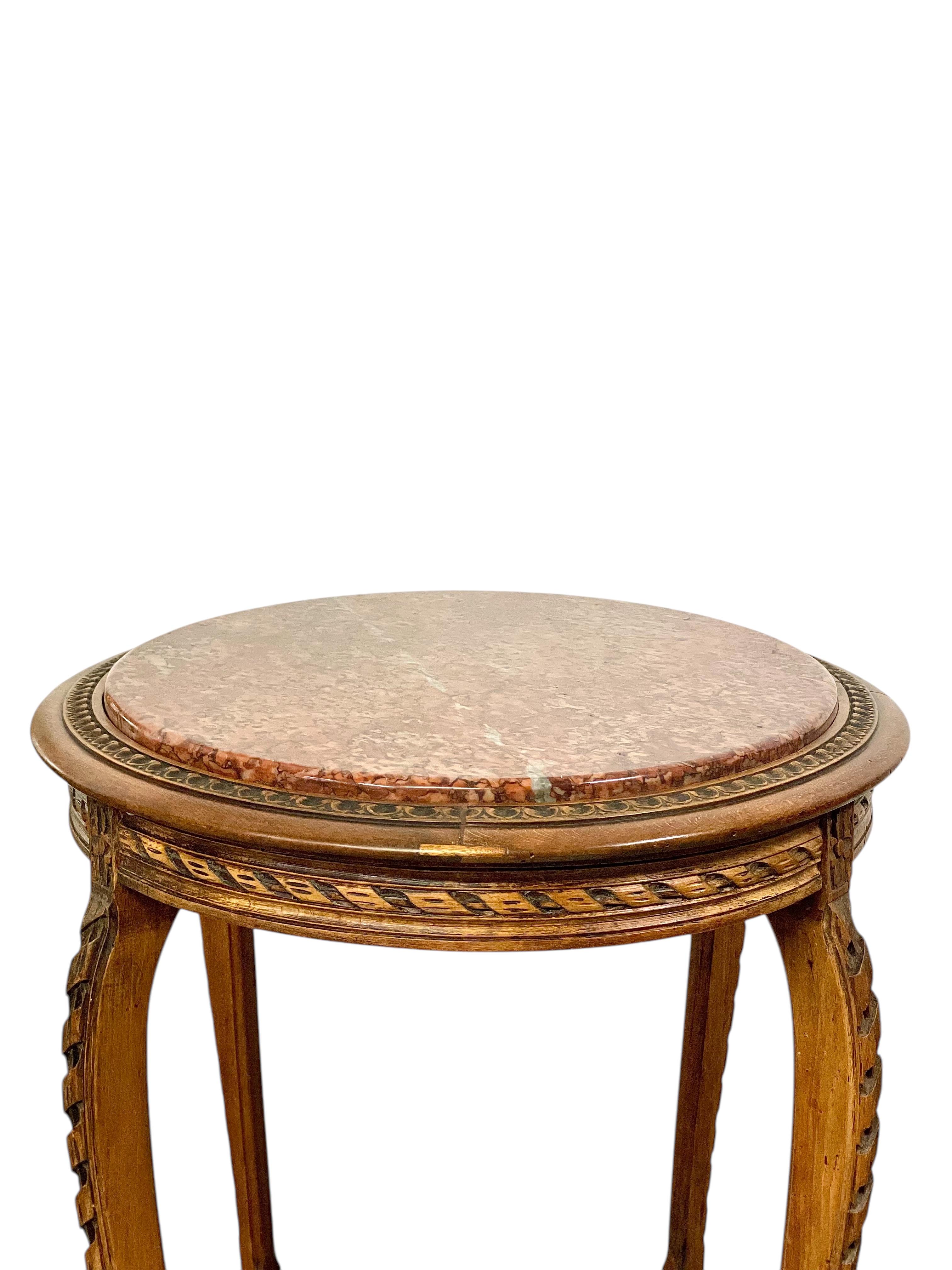 Gueridon francese del XIX secolo in legno di noce con piano in marmo rosa e ripiano in canne in vendita 4