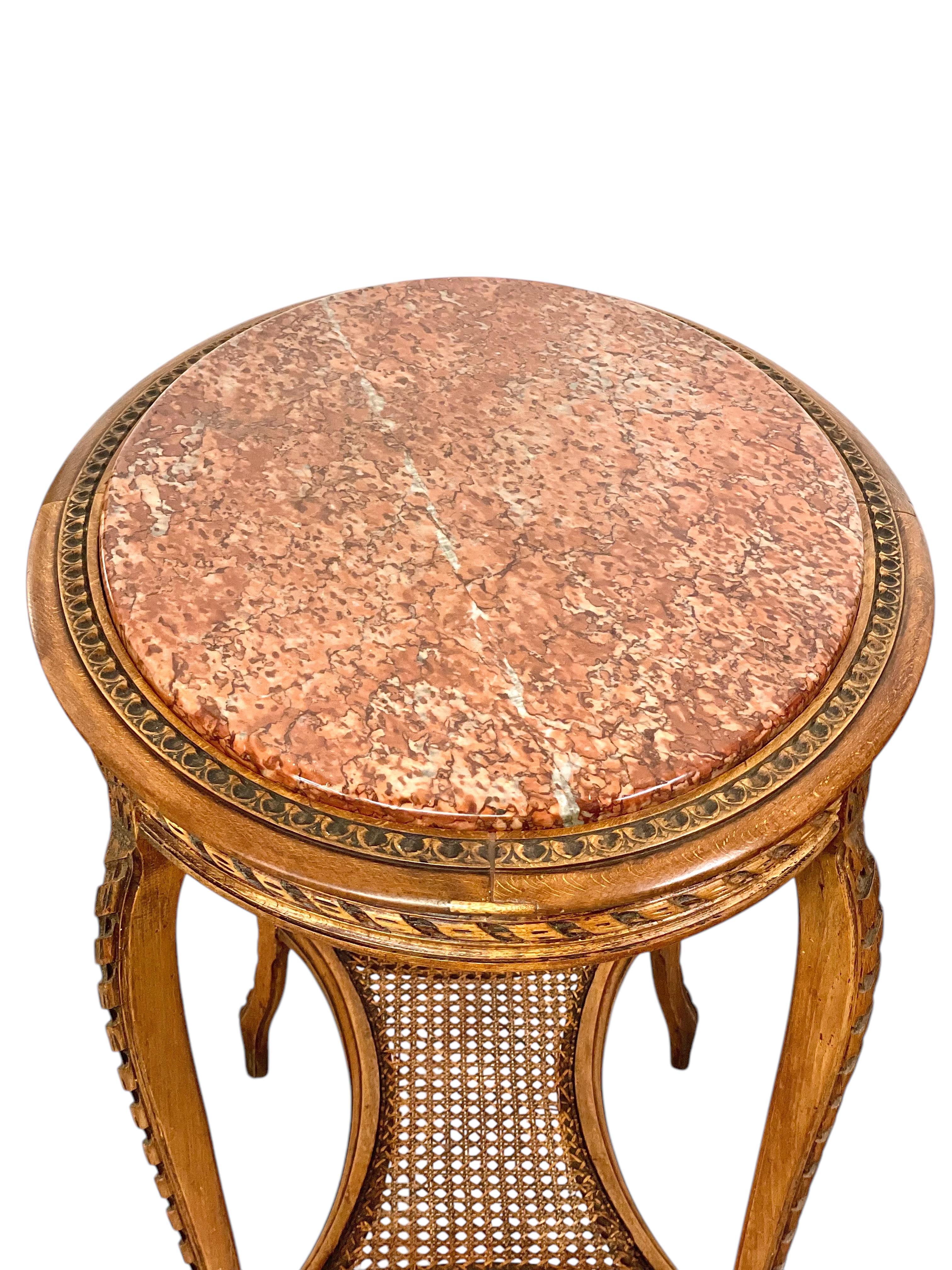 Gueridon francese del XIX secolo in legno di noce con piano in marmo rosa e ripiano in canne in vendita 5