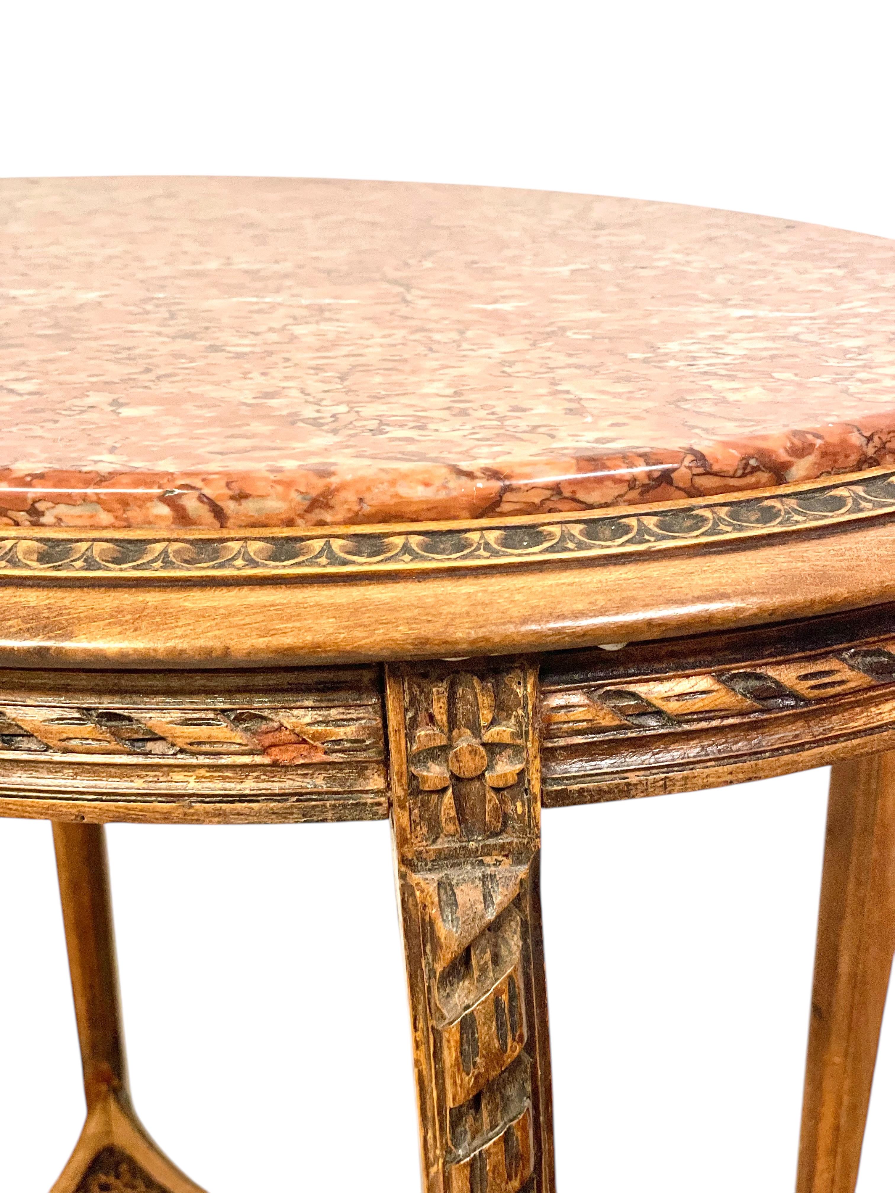 Gueridon francese del XIX secolo in legno di noce con piano in marmo rosa e ripiano in canne in vendita 7
