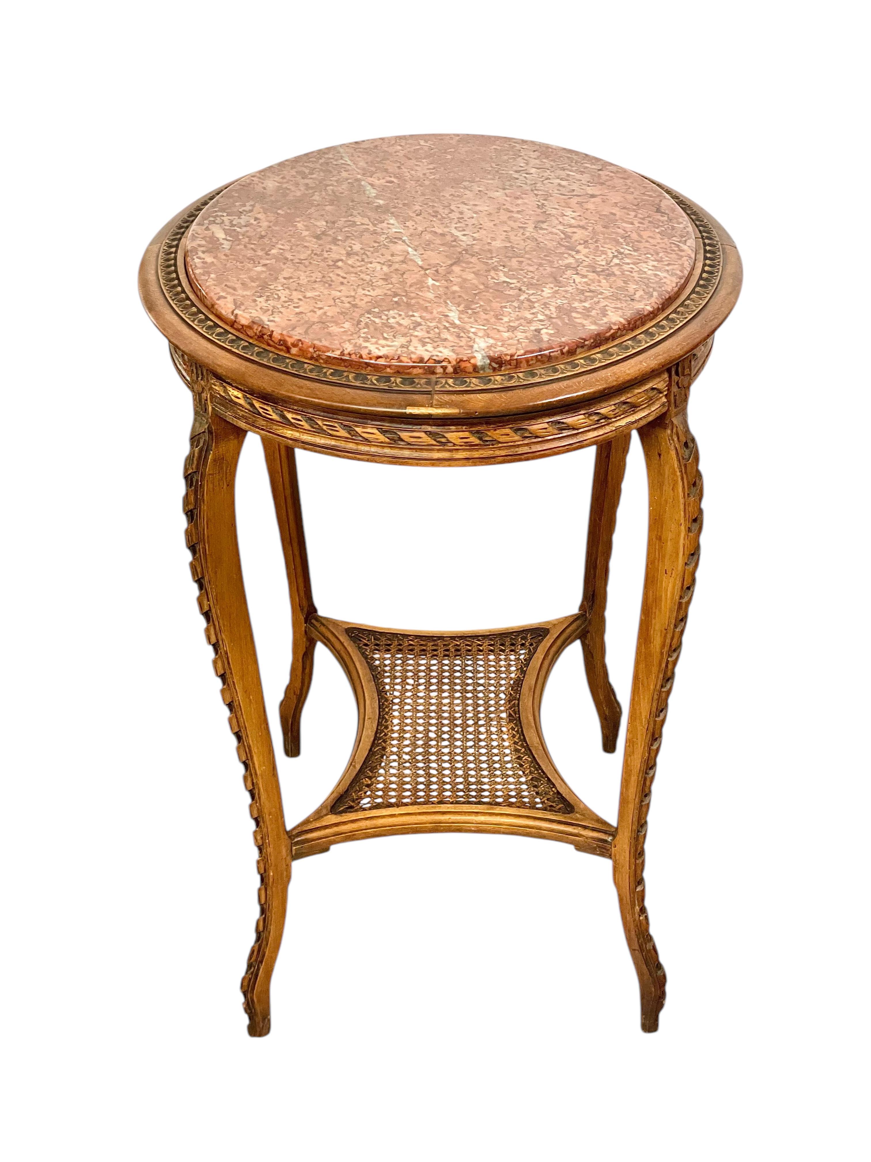 Gueridon francese del XIX secolo in legno di noce con piano in marmo rosa e ripiano in canne in vendita 8