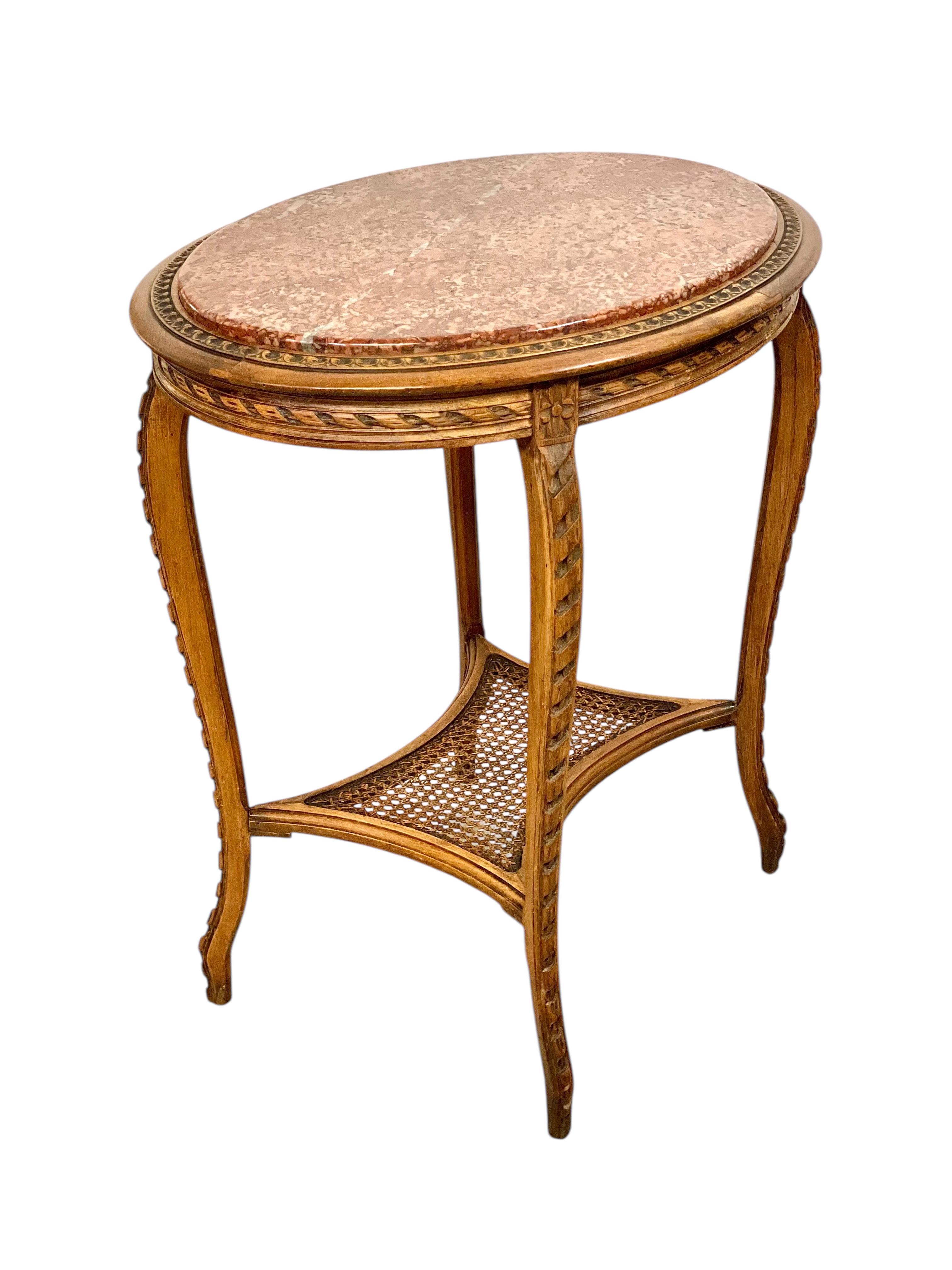 Intagliato a mano Gueridon francese del XIX secolo in legno di noce con piano in marmo rosa e ripiano in canne in vendita