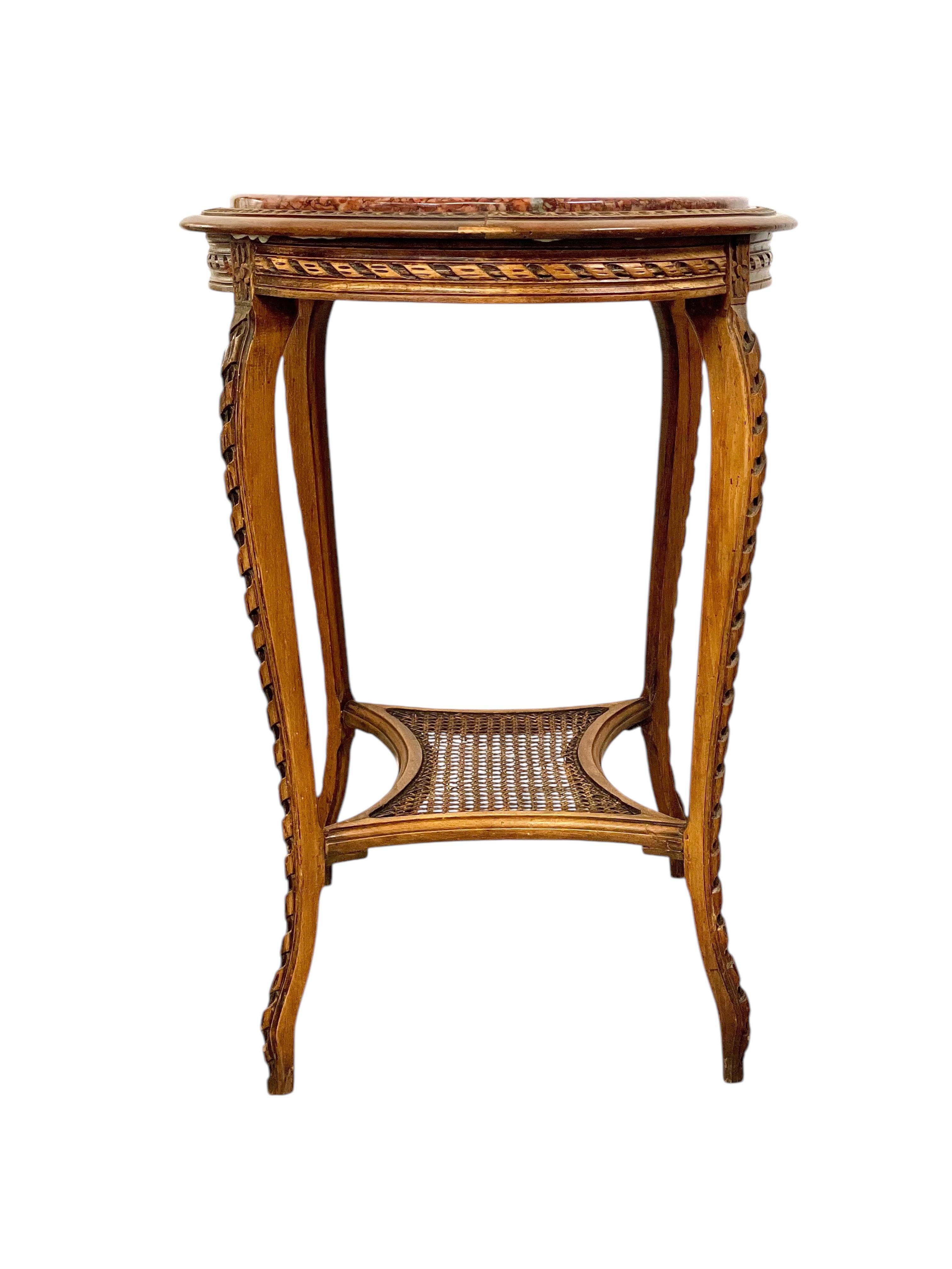 Gueridon francese del XIX secolo in legno di noce con piano in marmo rosa e ripiano in canne in vendita 1