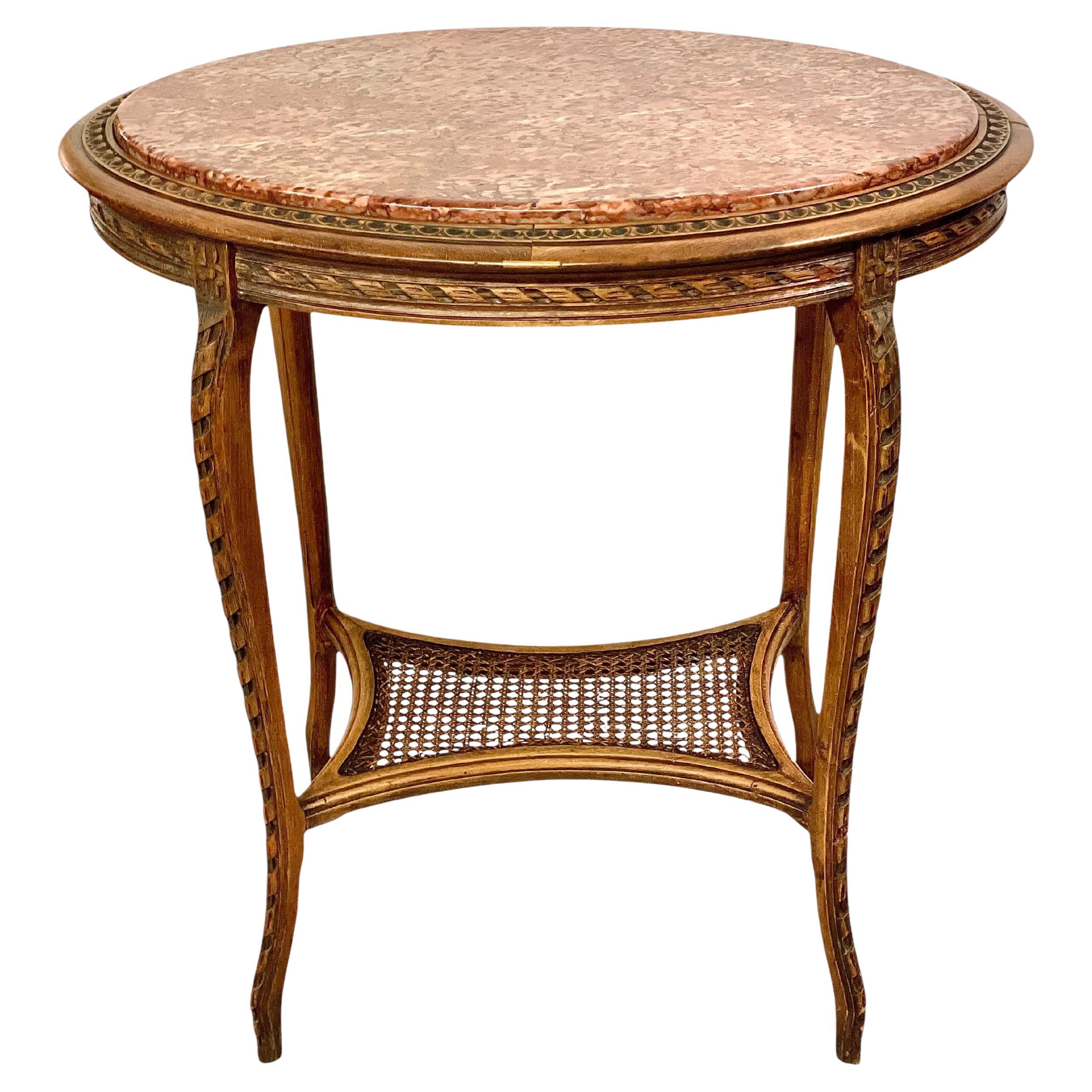 Gueridon francese del XIX secolo in legno di noce con piano in marmo rosa e ripiano in canne in vendita