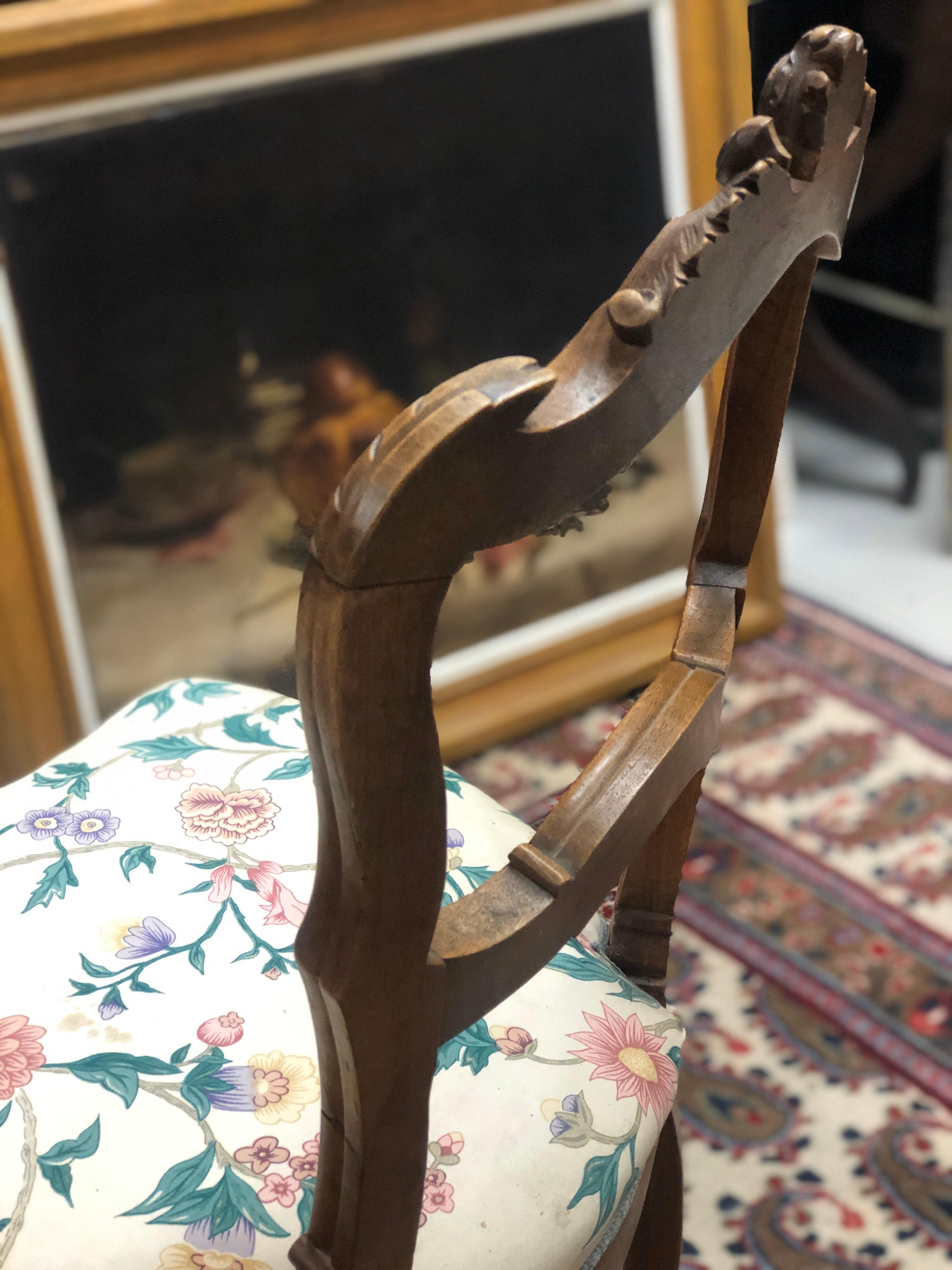 Französische handgeschnitzte Stühle aus Nussbaumholz im Louis XV.-Stil des 19. Jahrhunderts (Walnuss) im Angebot